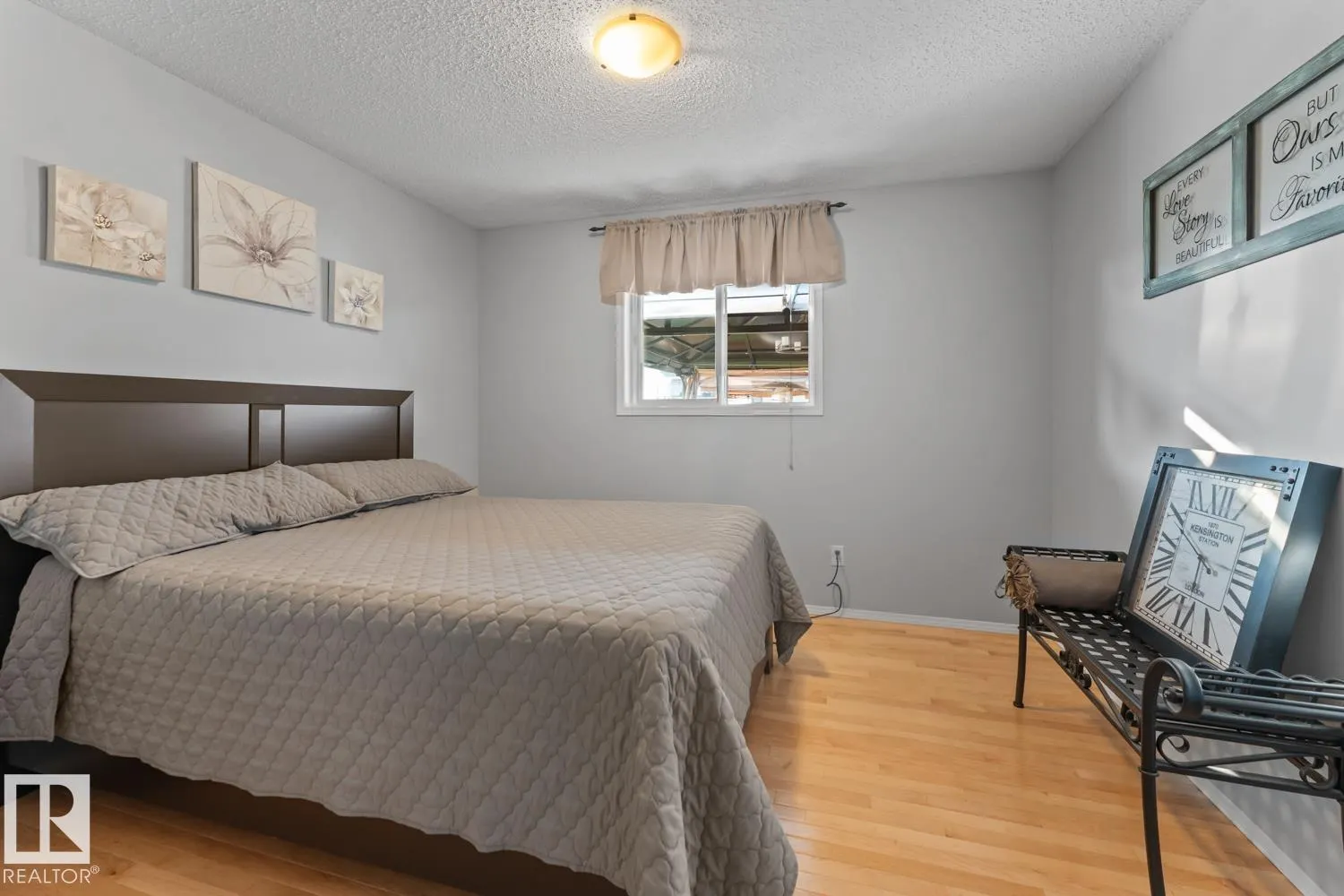 1403 Lakeridge Close