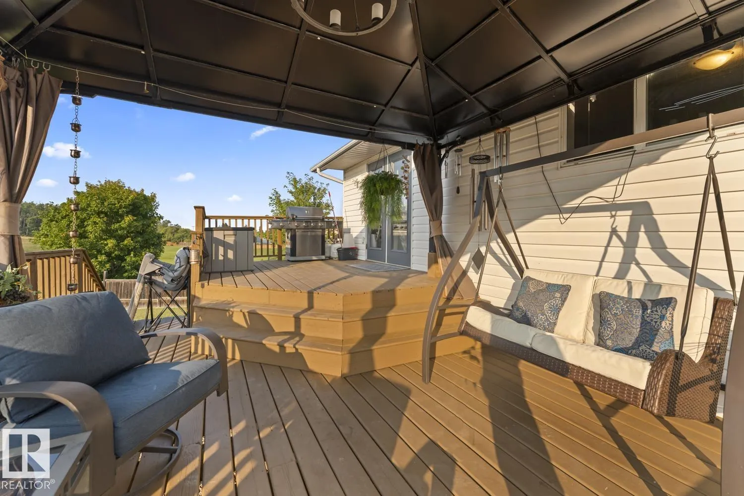 1403 Lakeridge Close
