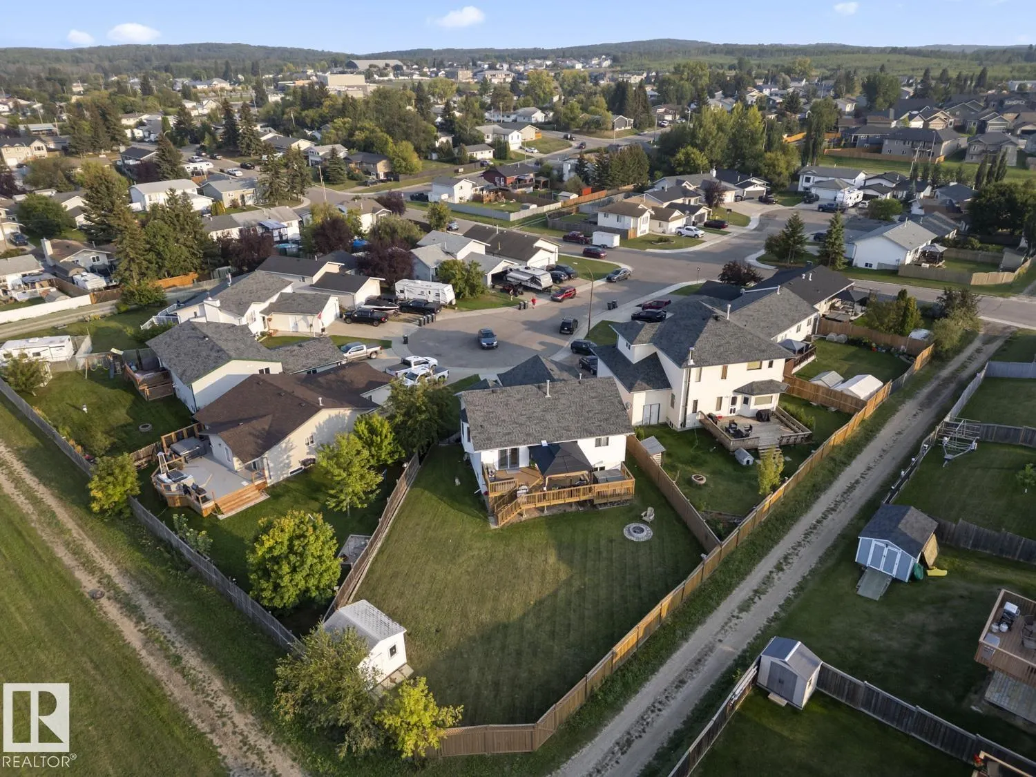 1403 Lakeridge Close