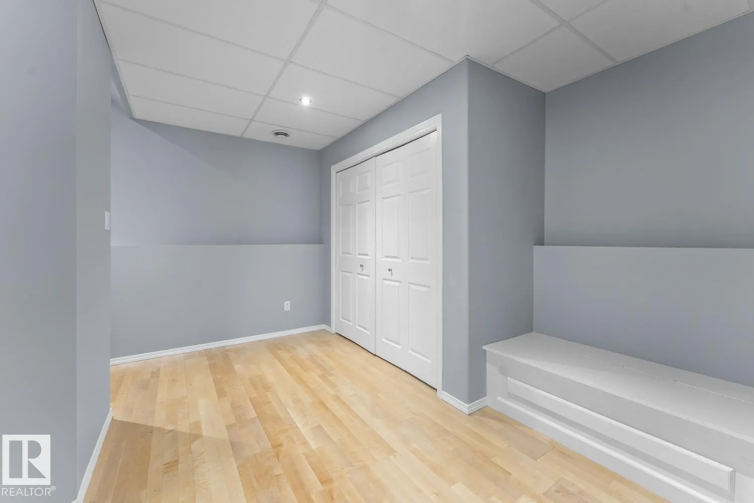 1403 Lakeridge Close