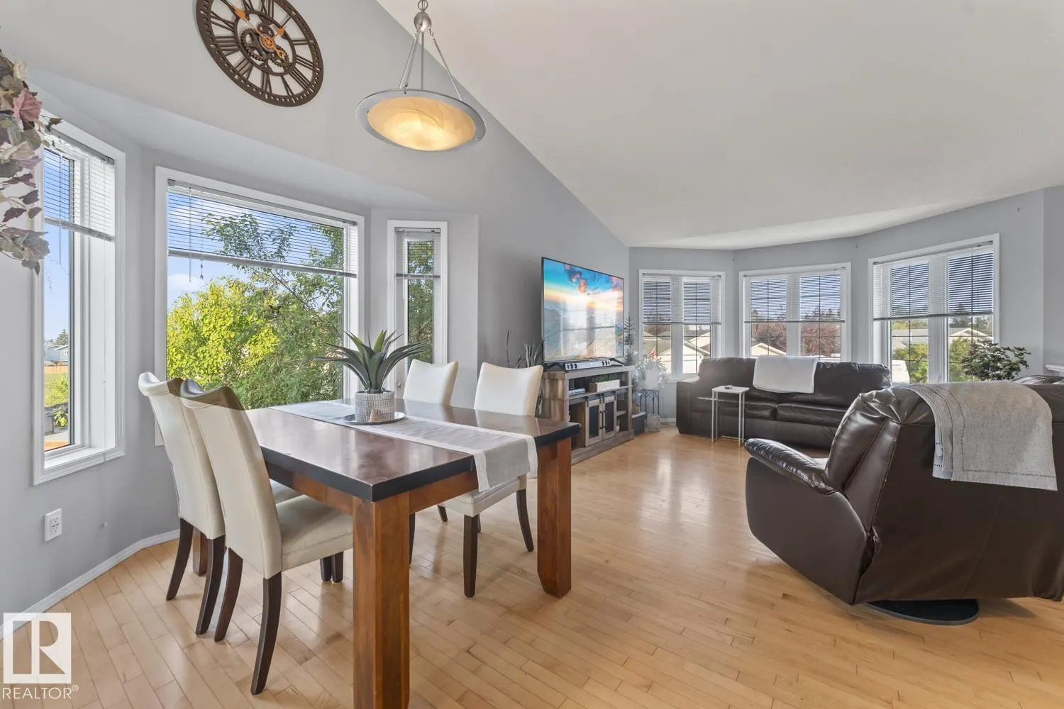 1403 Lakeridge Close