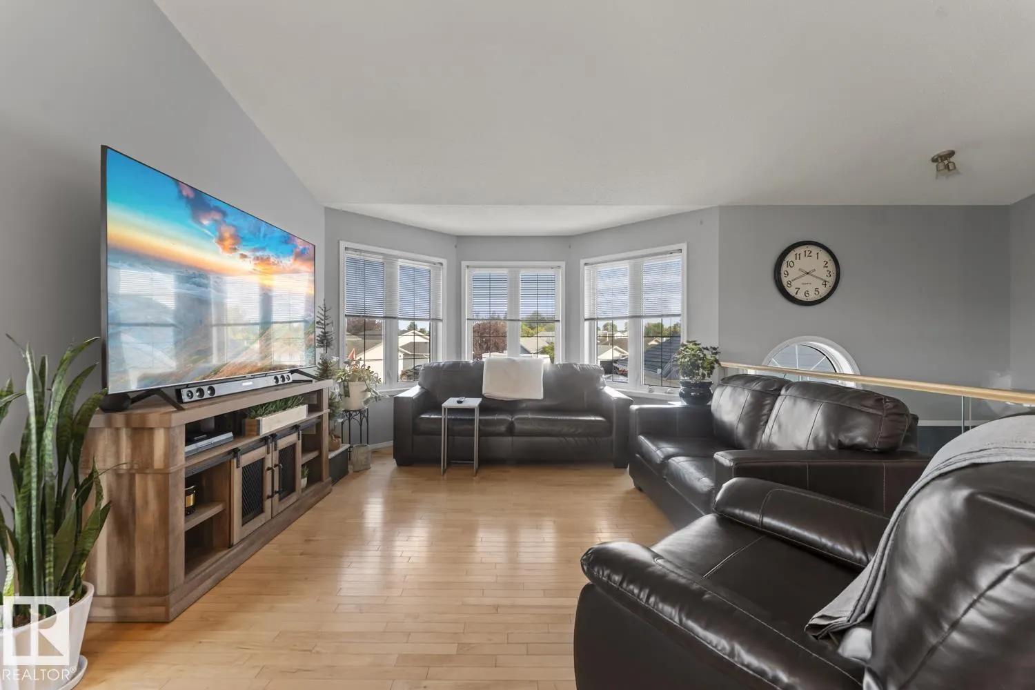 1403 Lakeridge Close