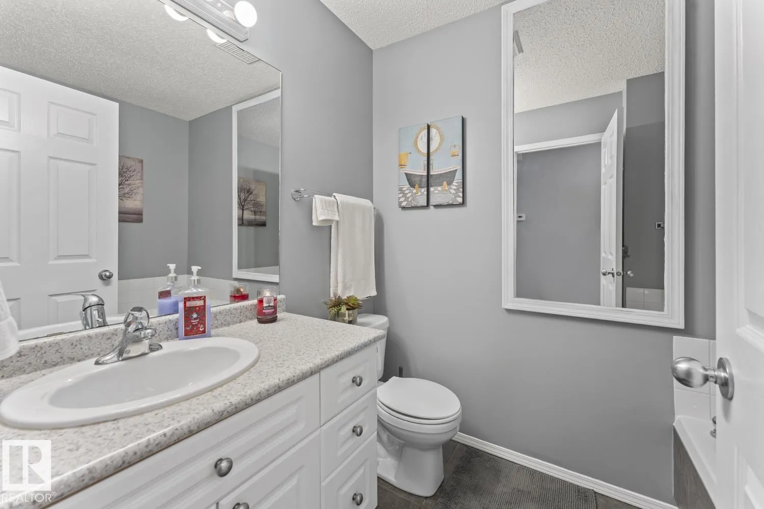 1403 Lakeridge Close