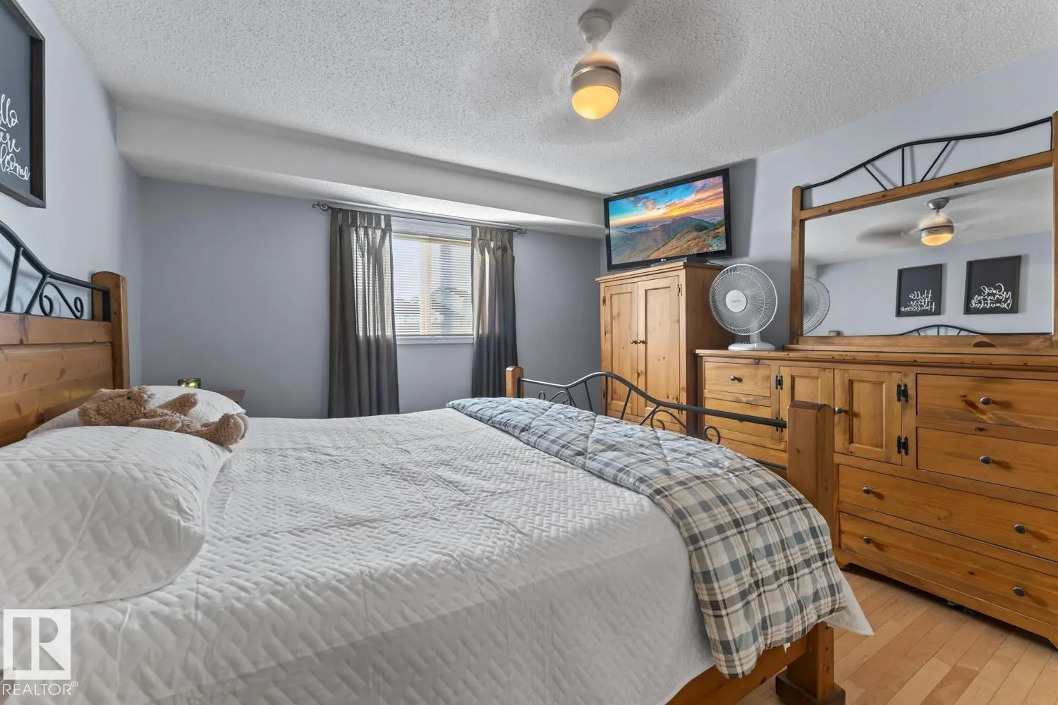 1403 Lakeridge Close