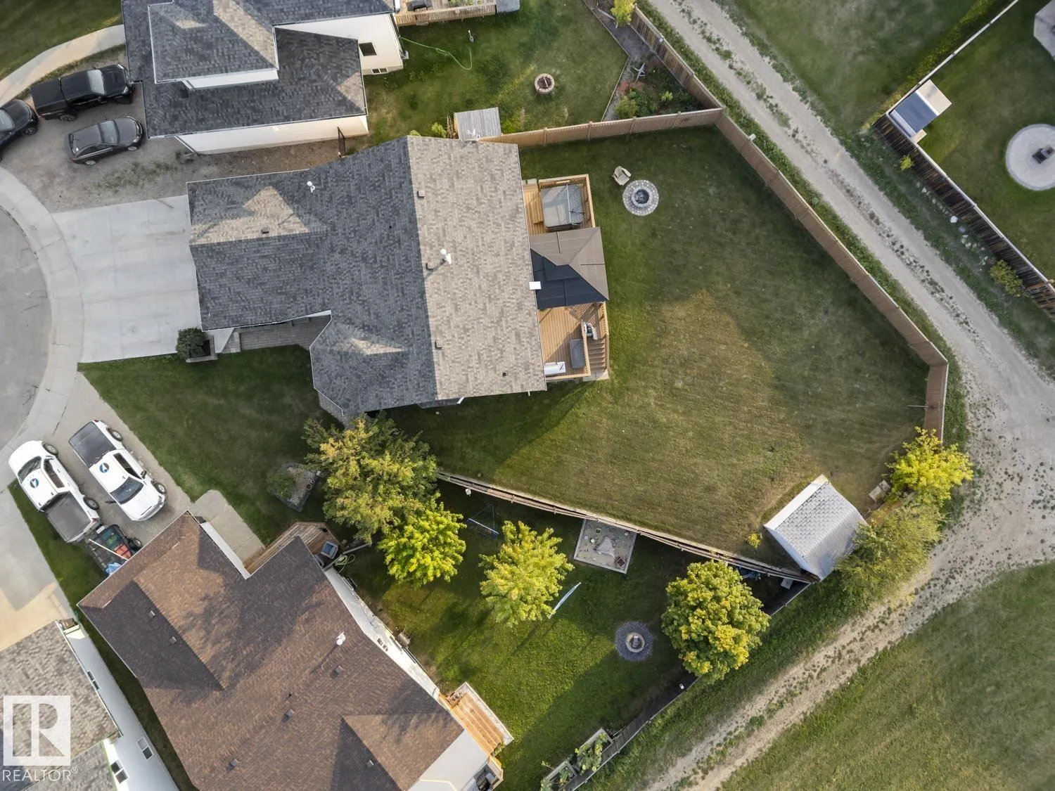 1403 Lakeridge Close