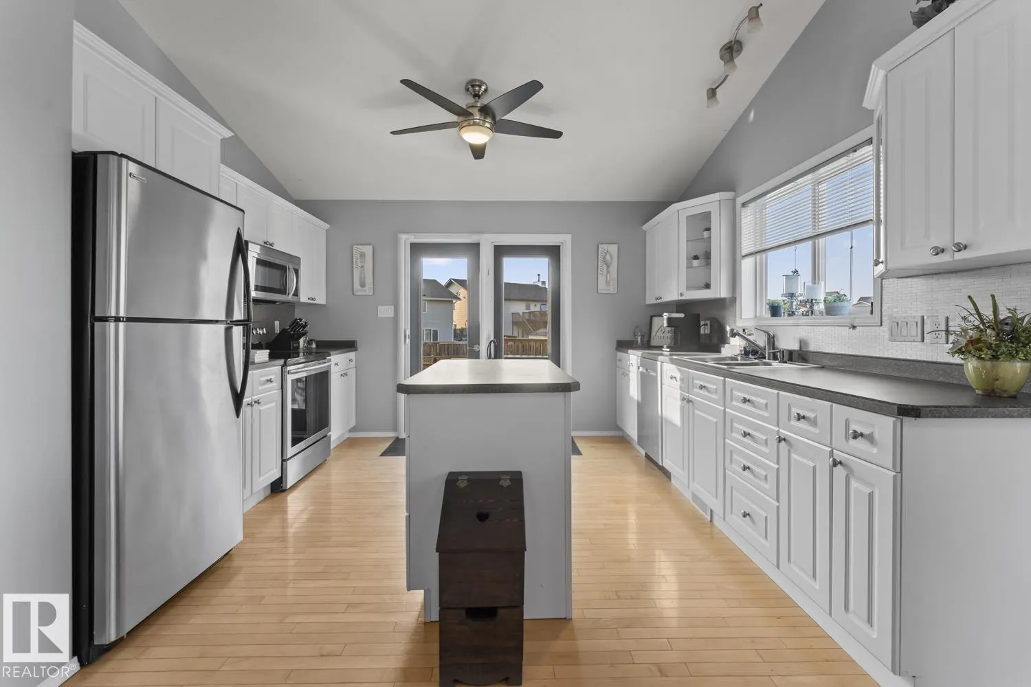 1403 Lakeridge Close