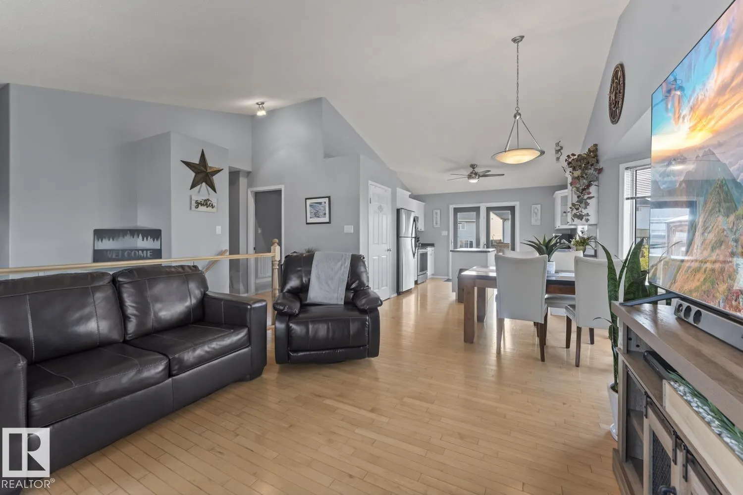 1403 Lakeridge Close
