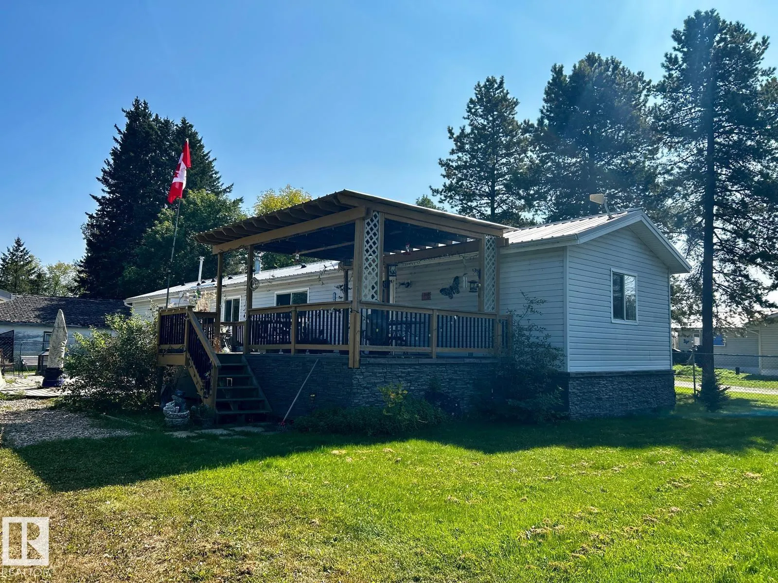 109 4 Street E