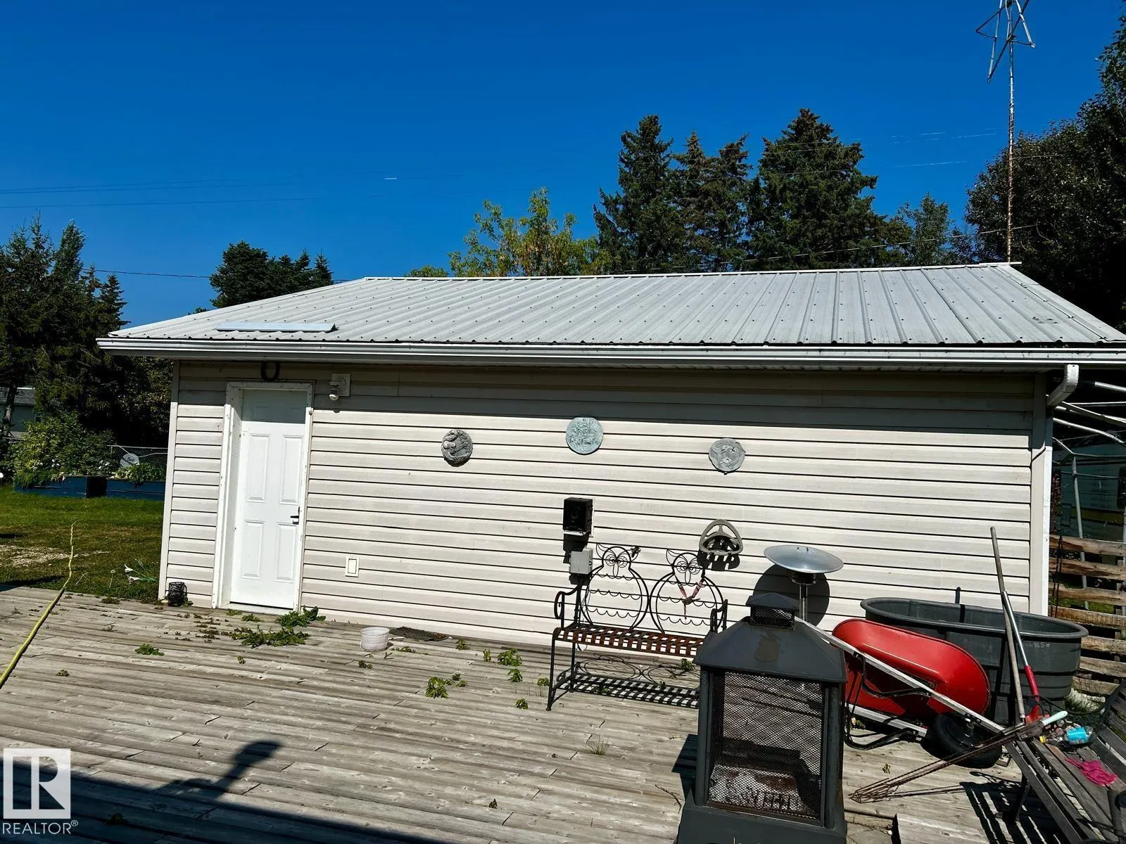 109 4 Street E