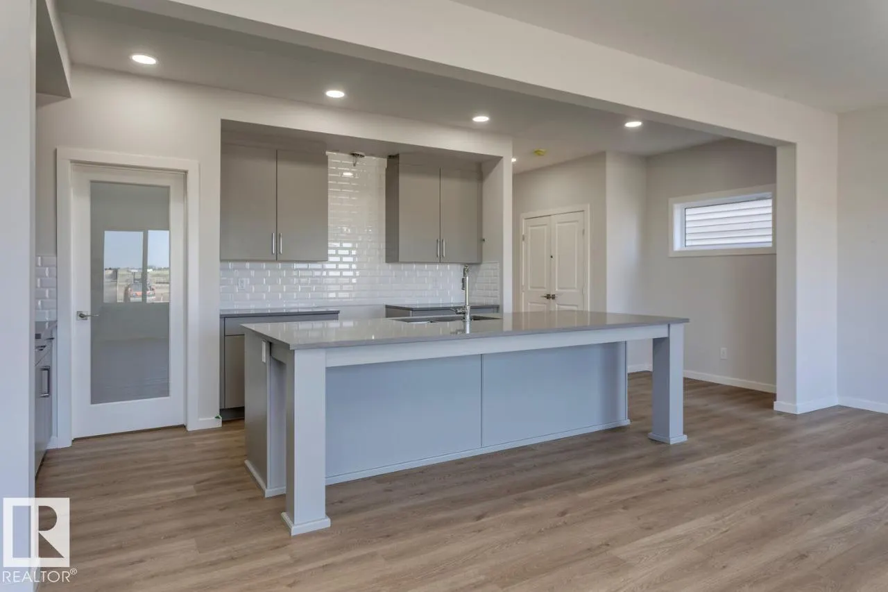 6 Chartres Close