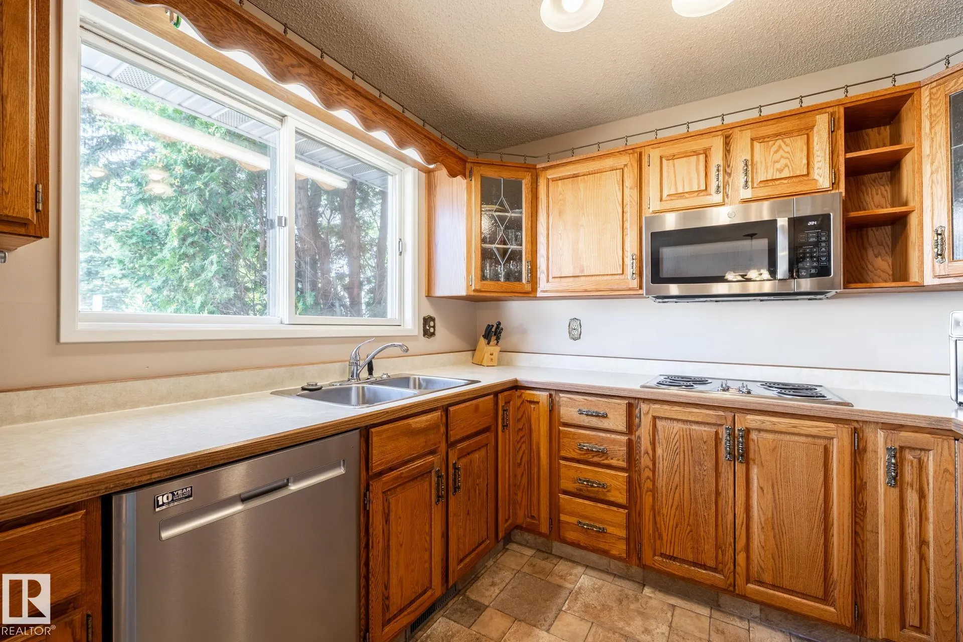 10 LORNE Crescent