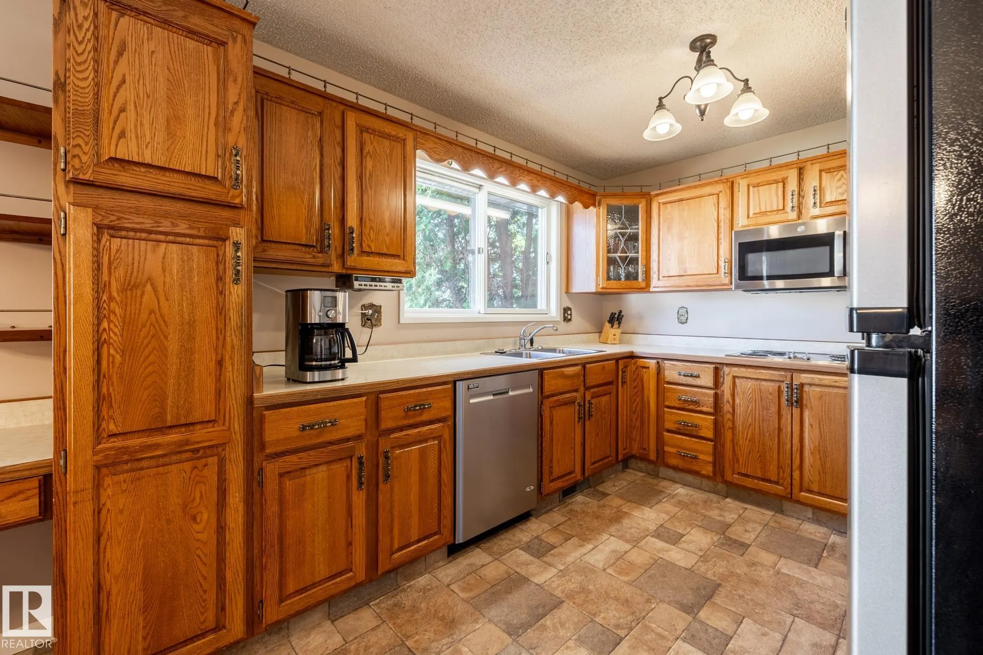 10 LORNE Crescent