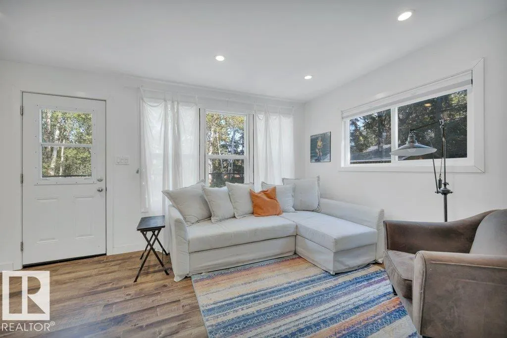 124 Lakeshore Drive