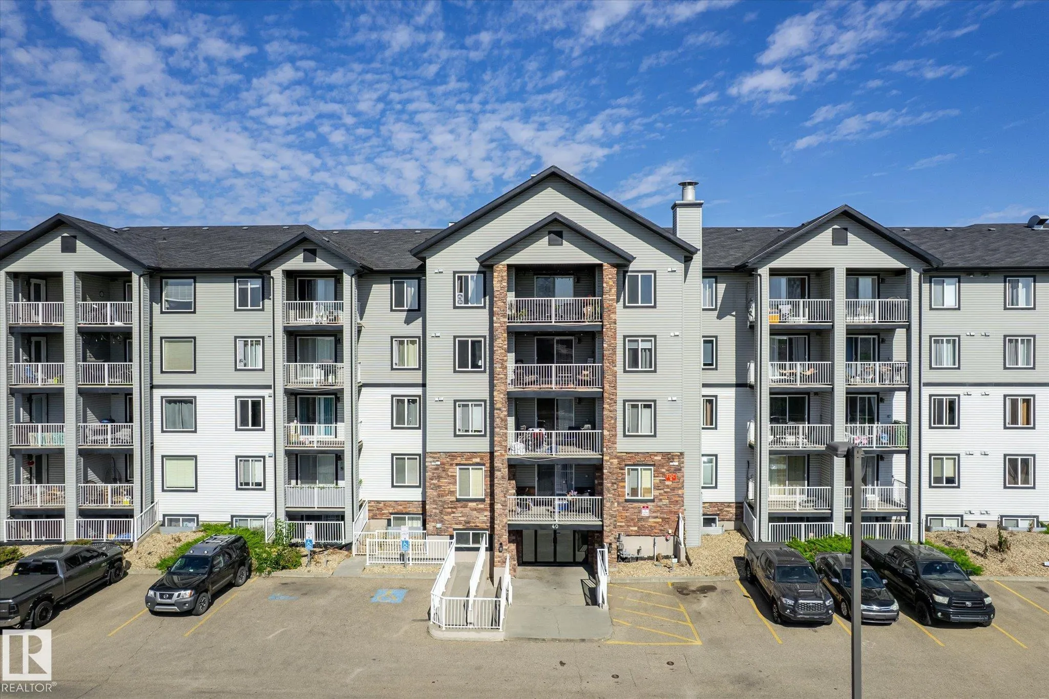 40 SUMMERWOOD Boulevard