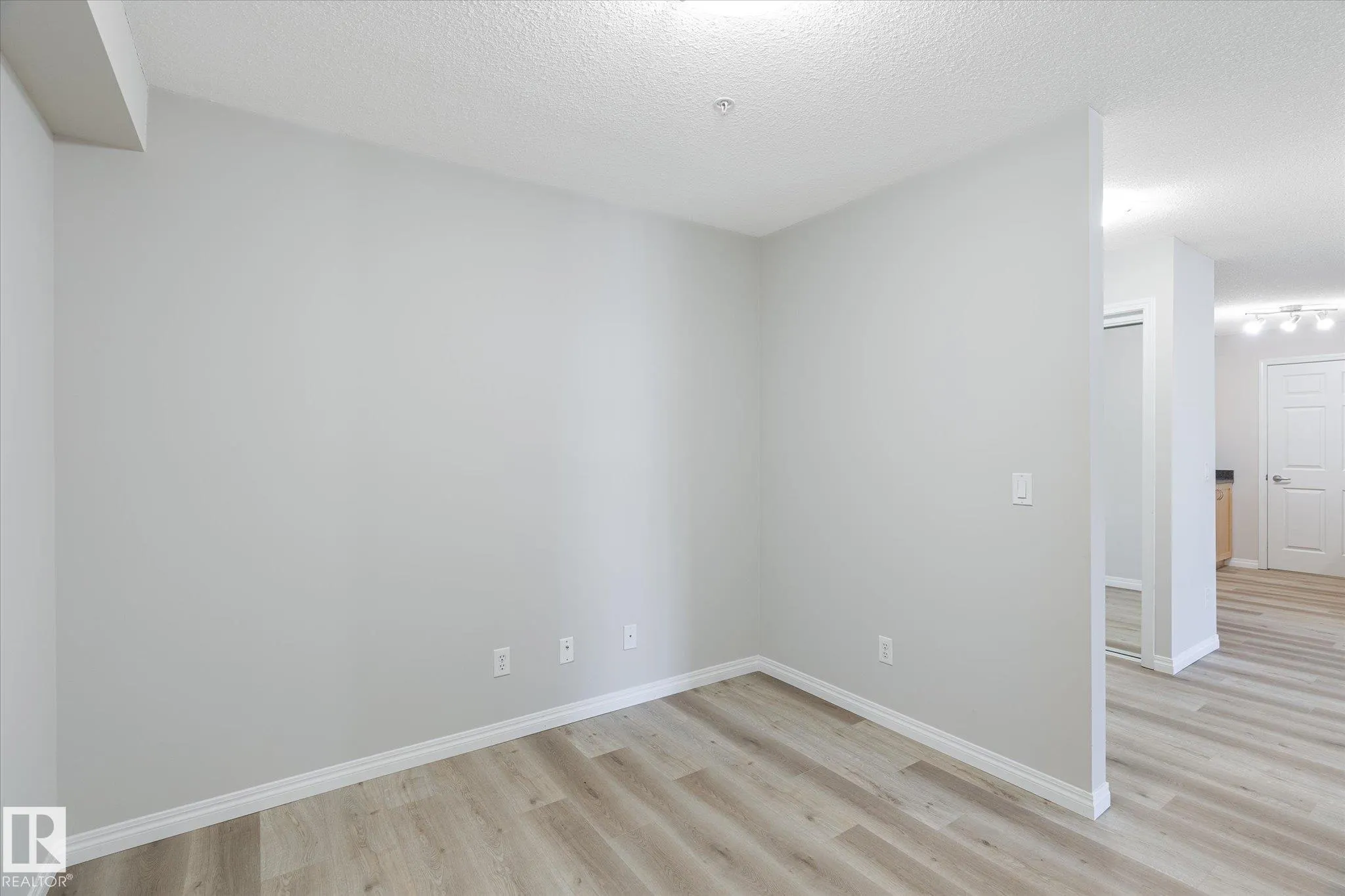 40 SUMMERWOOD Boulevard