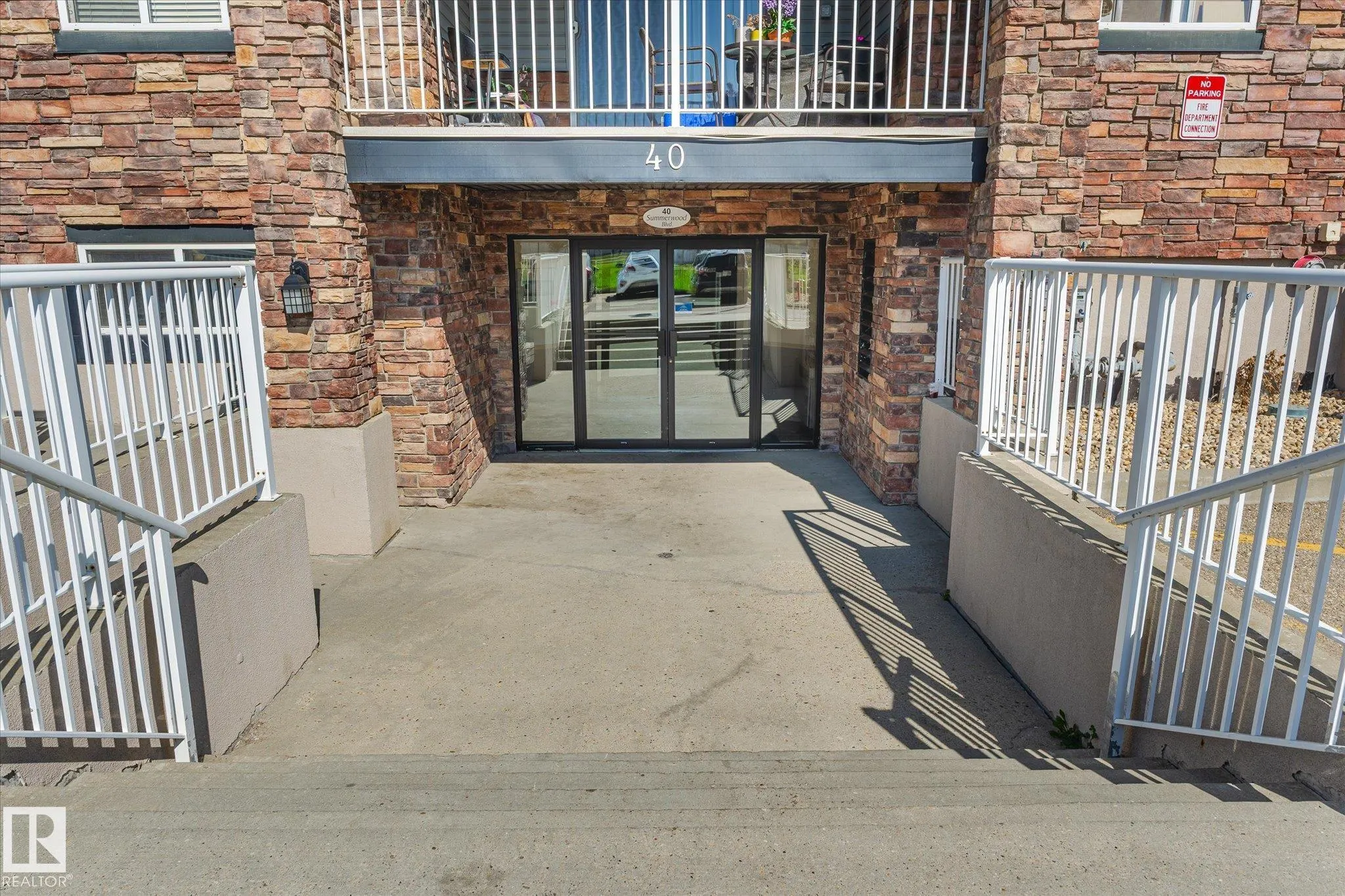 40 SUMMERWOOD Boulevard