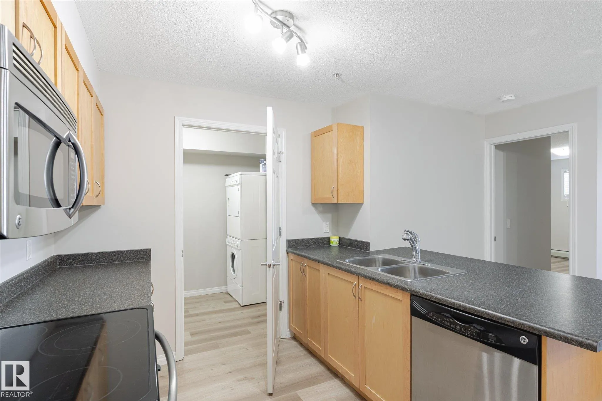 40 SUMMERWOOD Boulevard