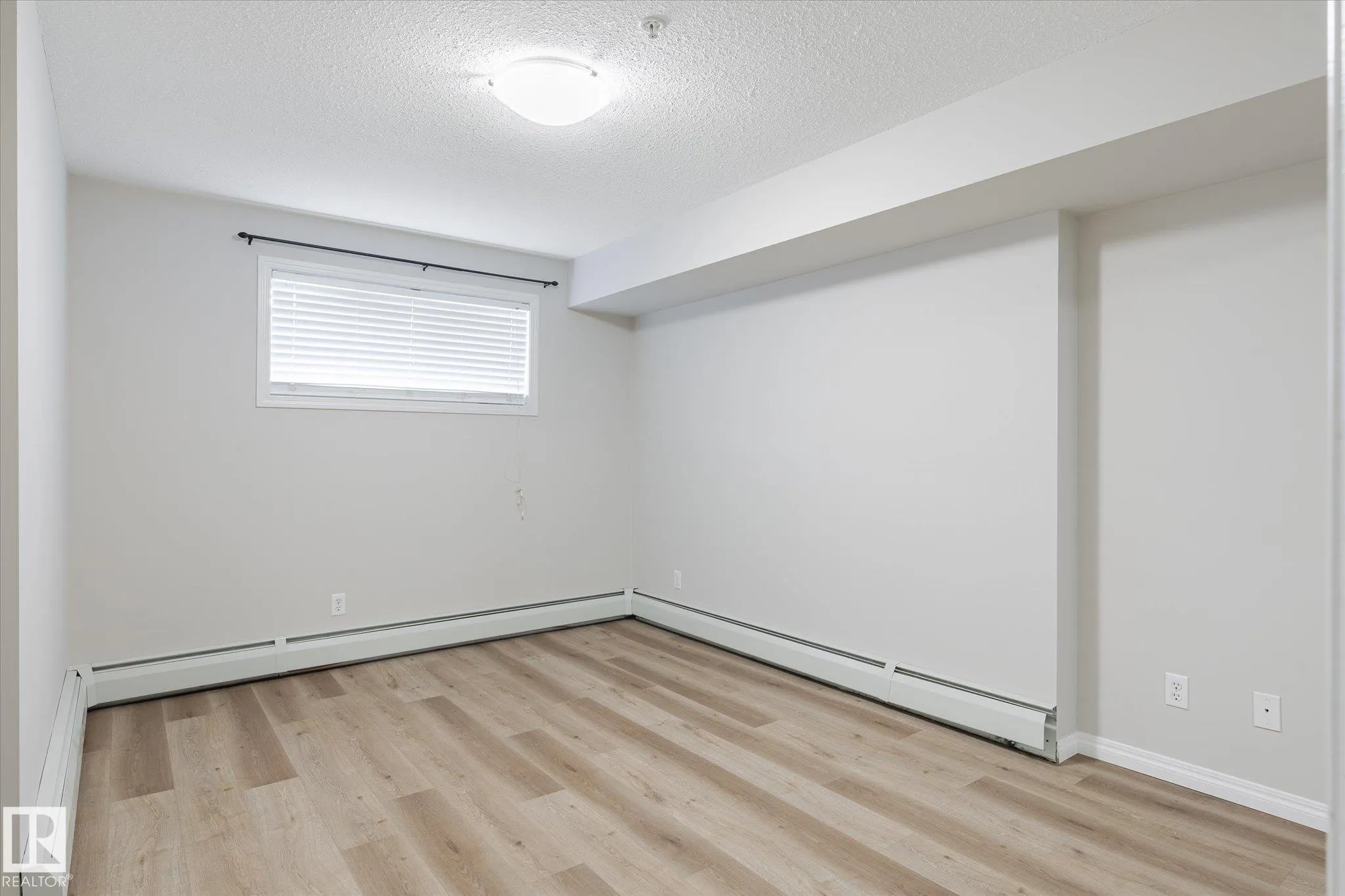 40 SUMMERWOOD Boulevard