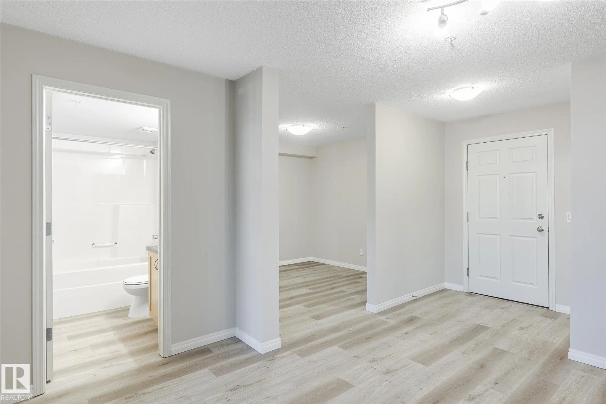 40 SUMMERWOOD Boulevard