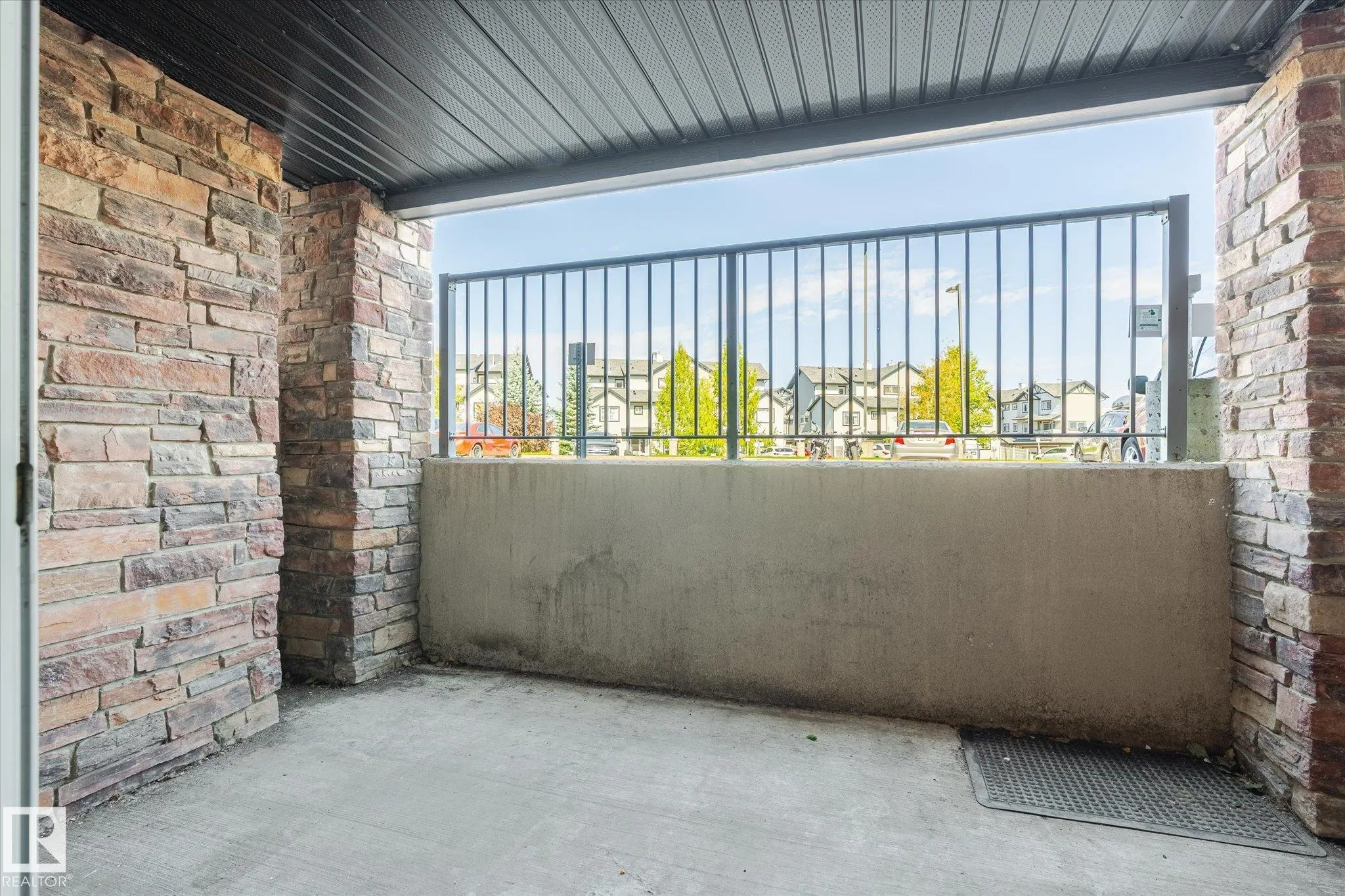 40 SUMMERWOOD Boulevard