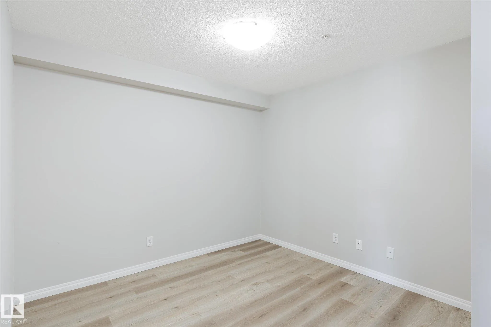 40 SUMMERWOOD Boulevard