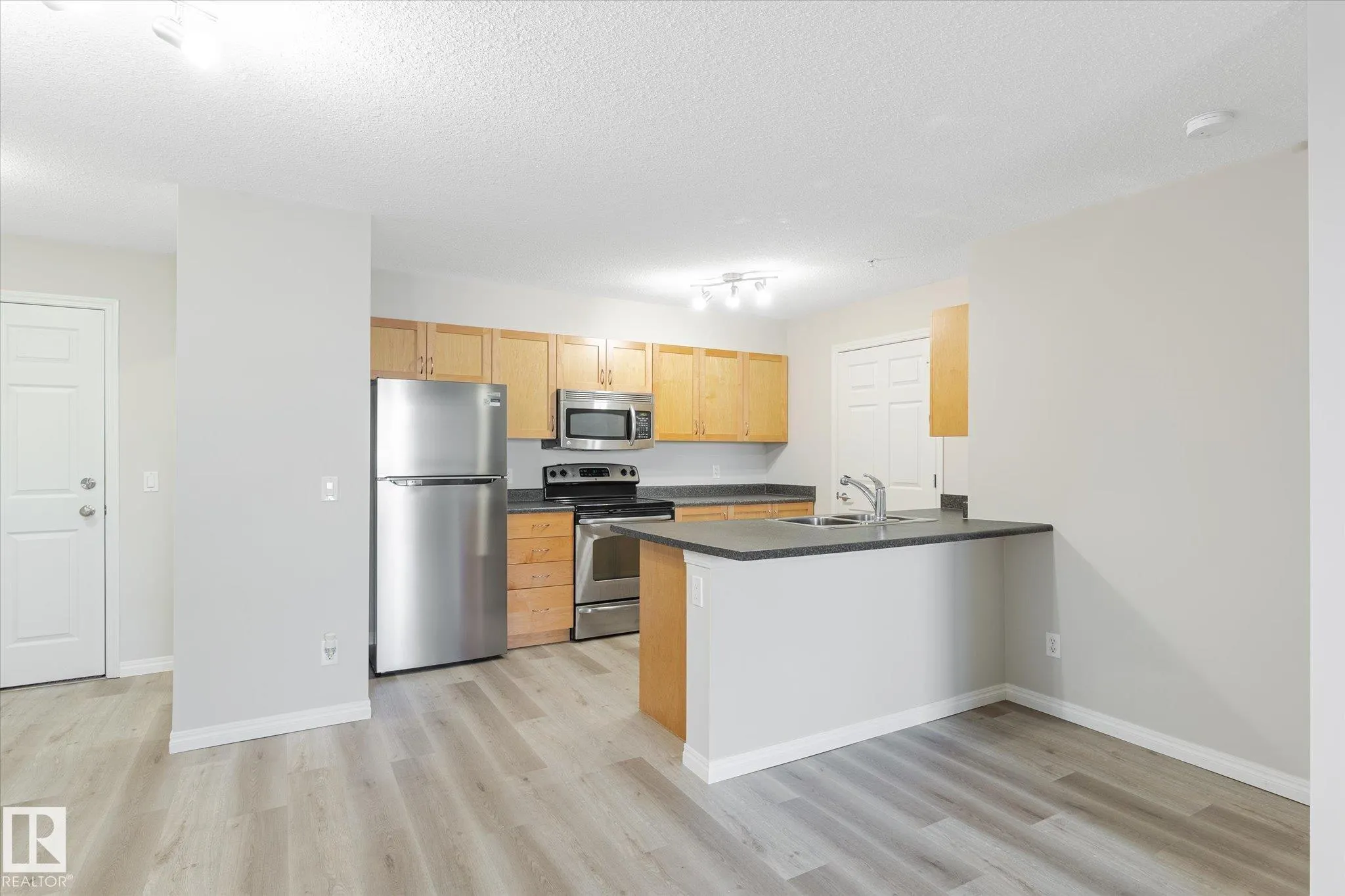 40 SUMMERWOOD Boulevard