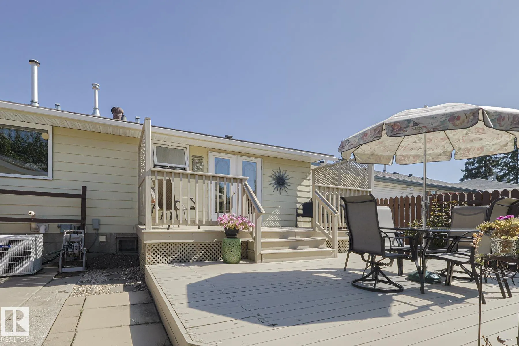 94 GARLAND Crescent