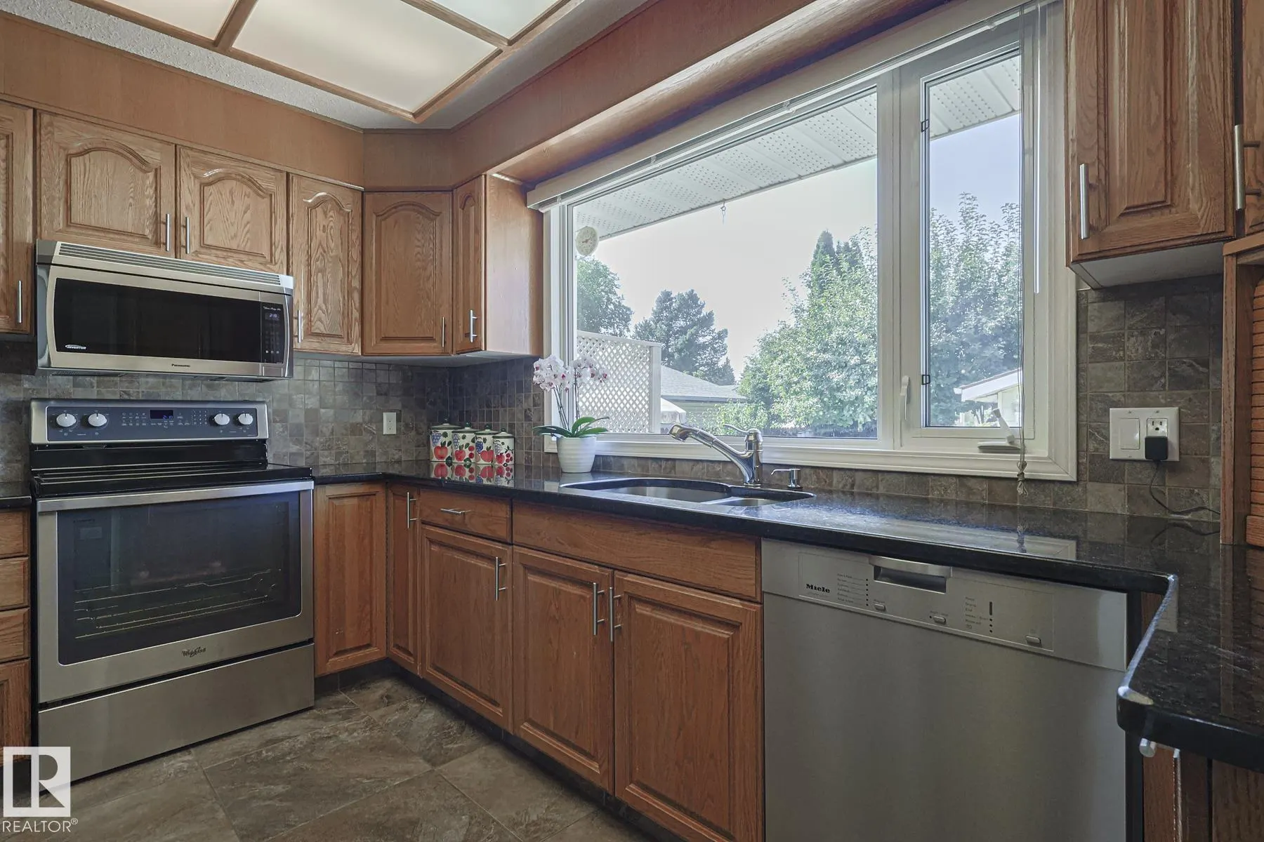 94 GARLAND Crescent