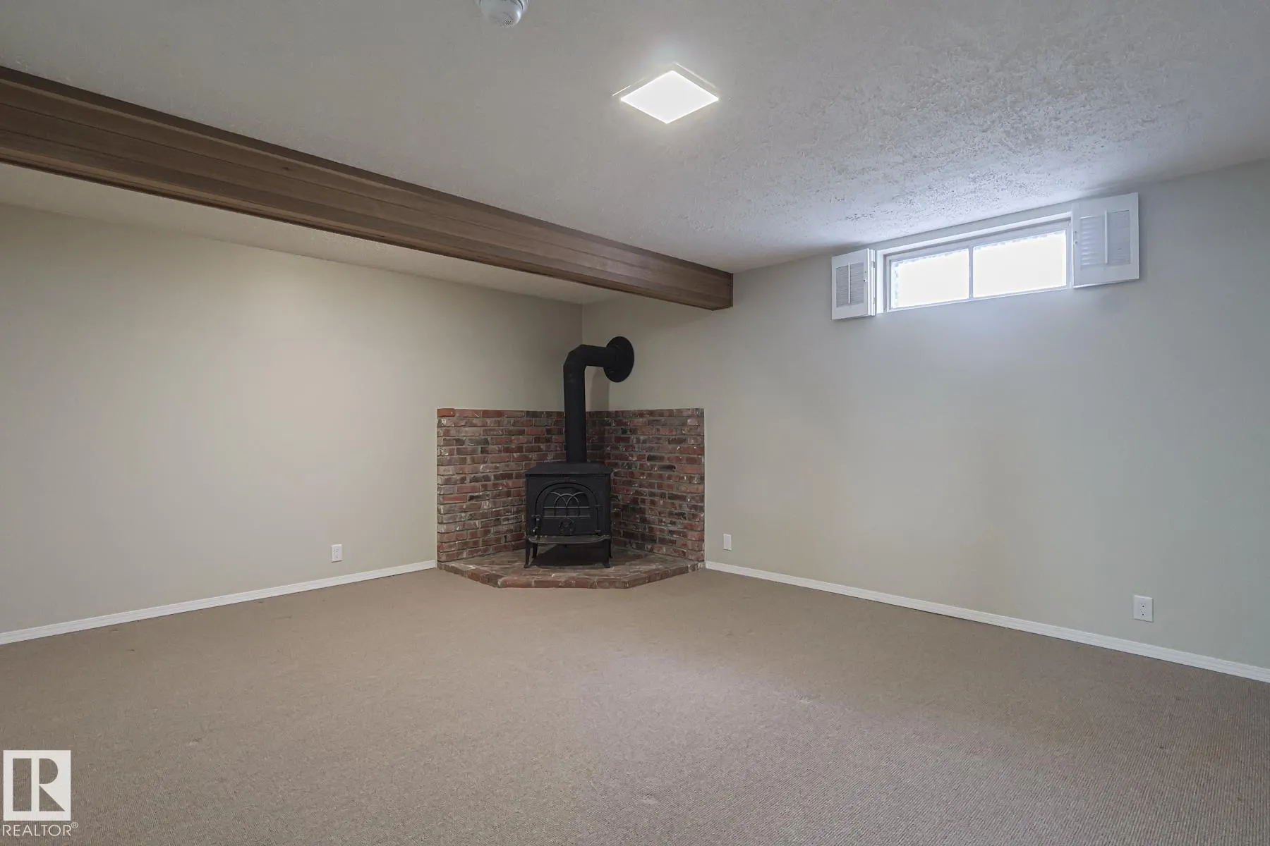 94 GARLAND Crescent