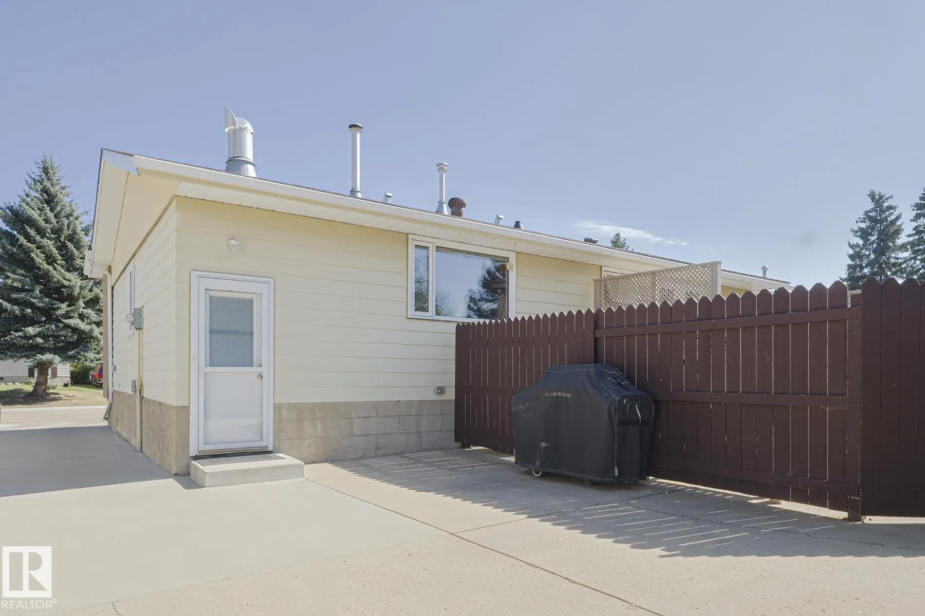 94 GARLAND Crescent