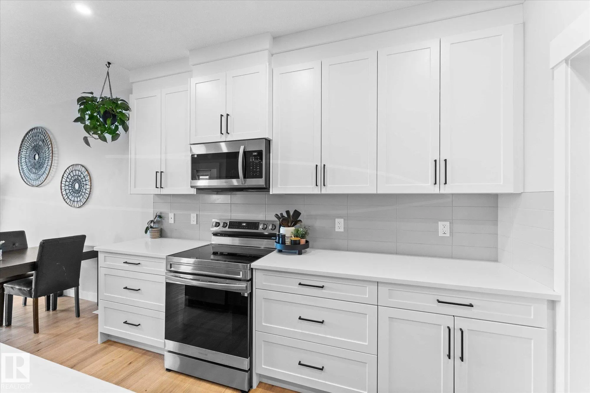 80 GLADSTONE Bend