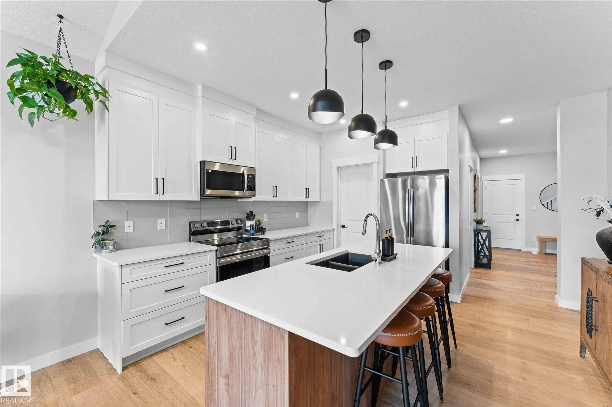80 GLADSTONE Bend