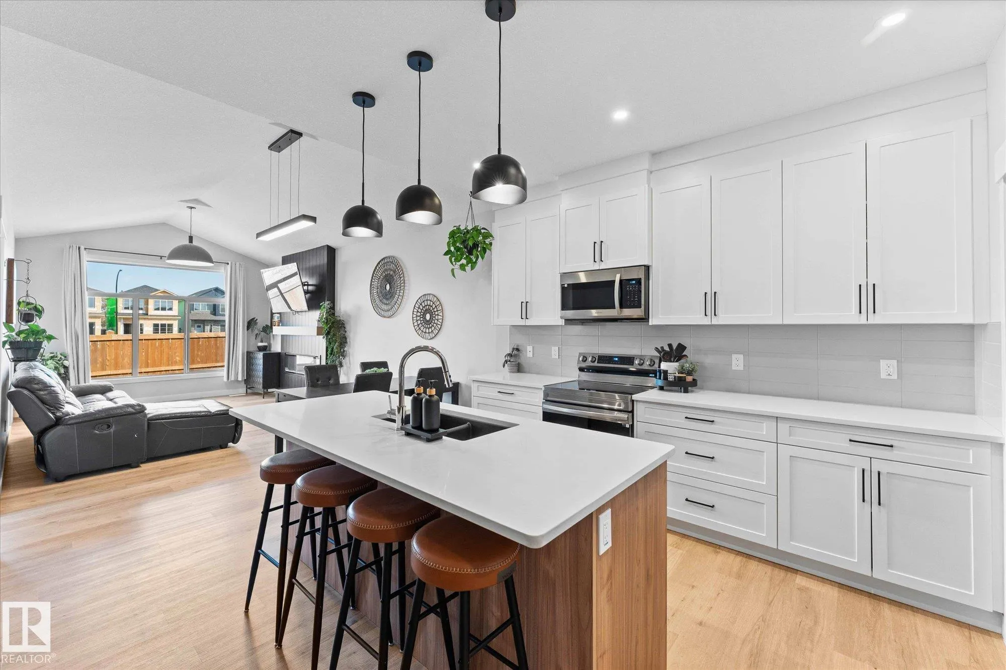 80 GLADSTONE Bend