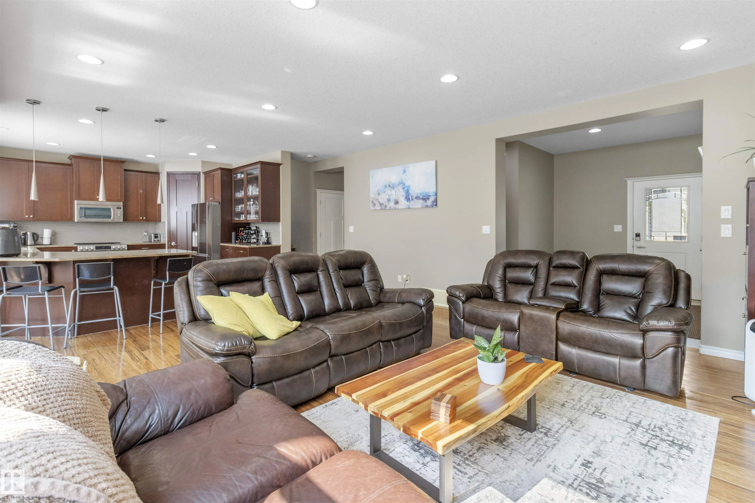 515 RIDGELAND Way