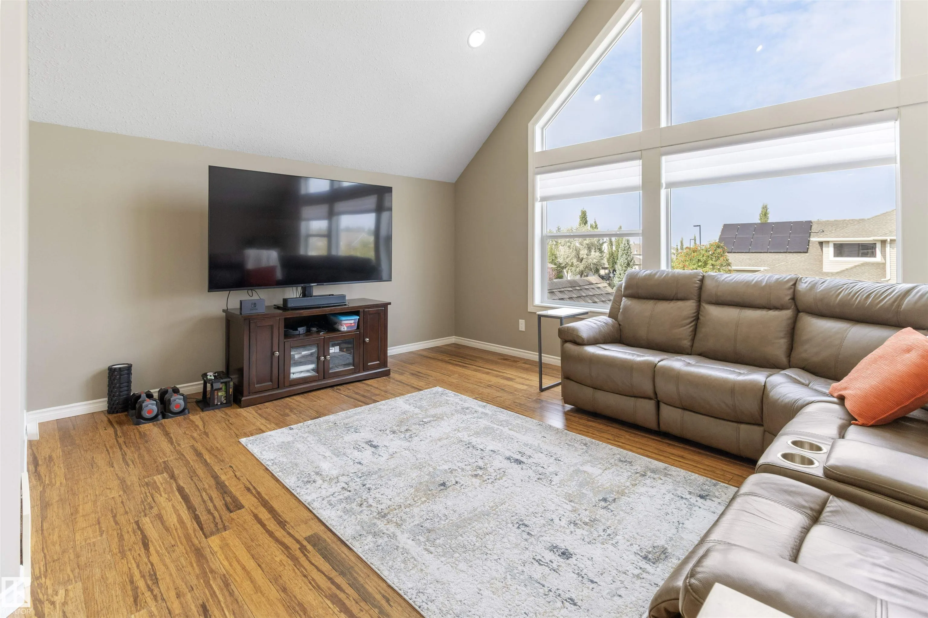 515 RIDGELAND Way