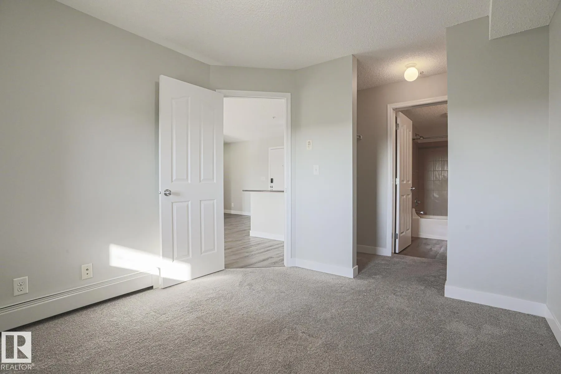 11808 22 Avenue