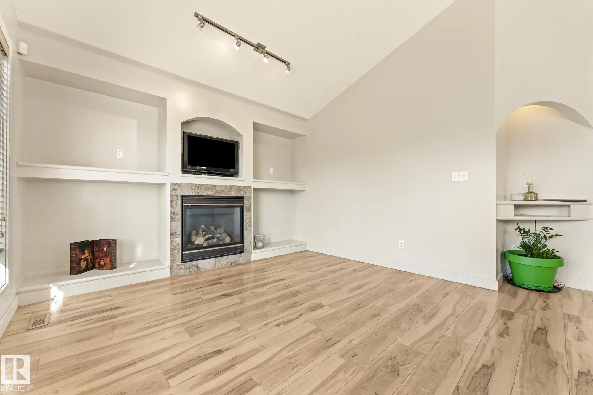 345 MACEWAN Road