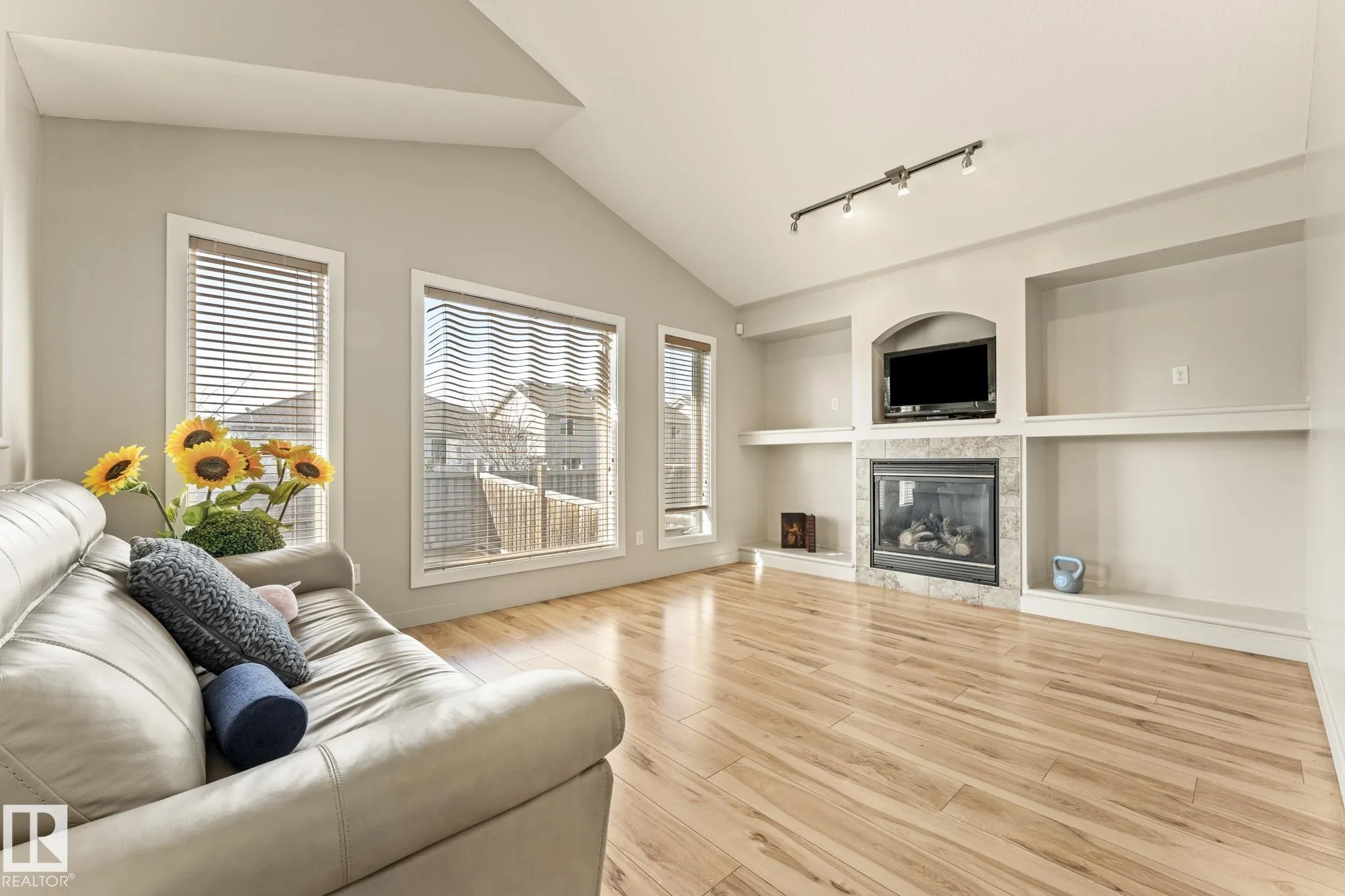 345 MACEWAN Road