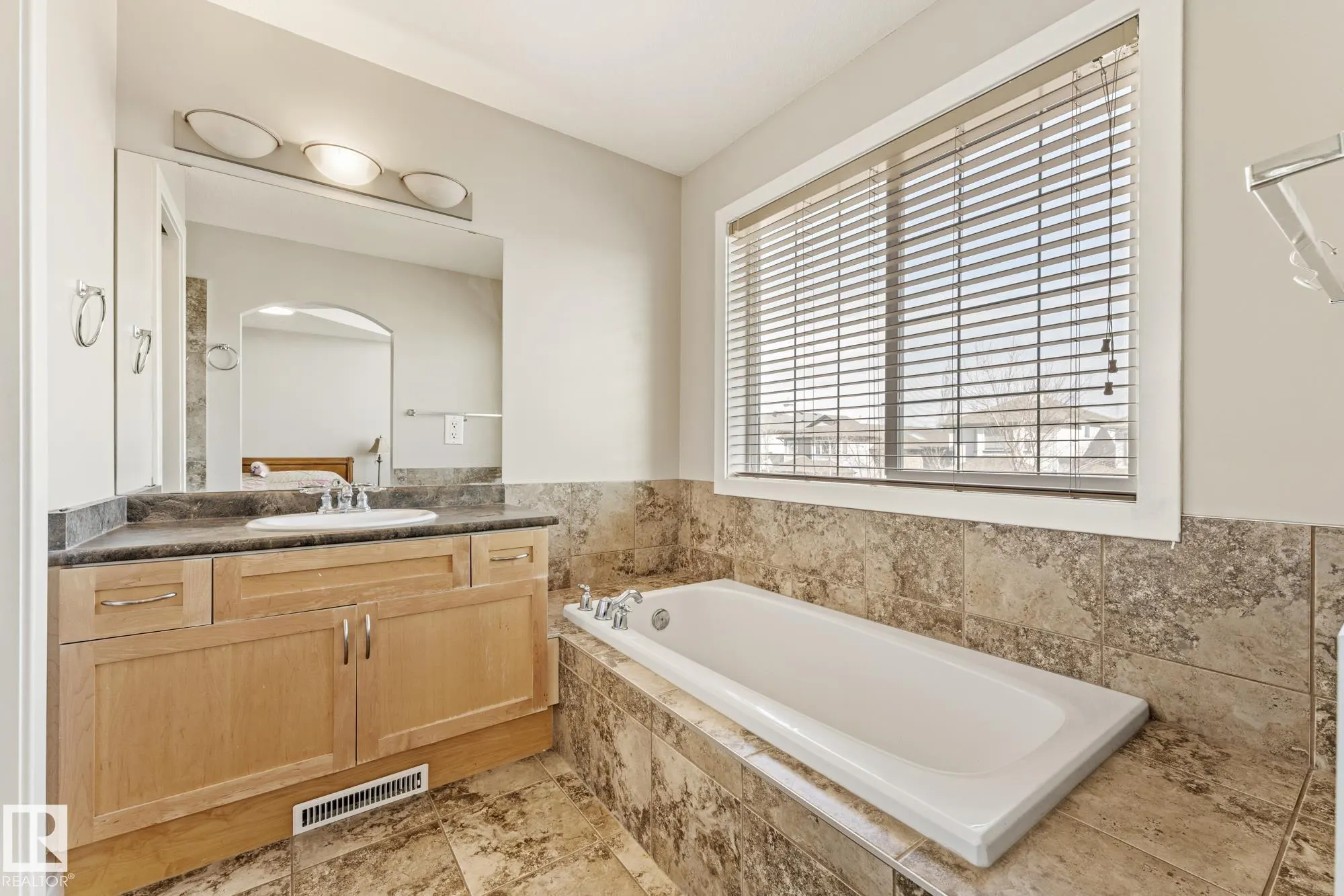 345 MACEWAN Road