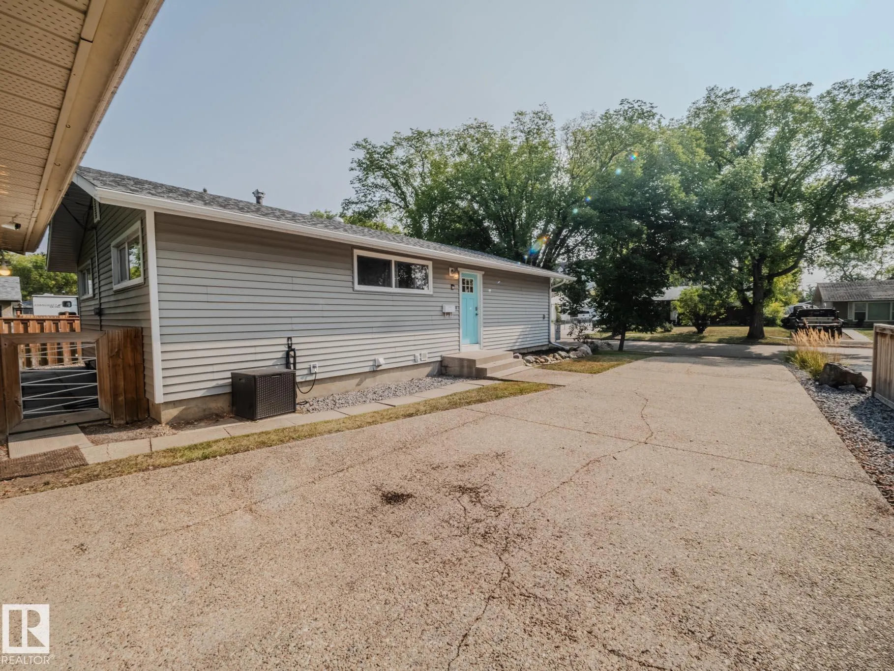26 SUNNYSIDE Crescent