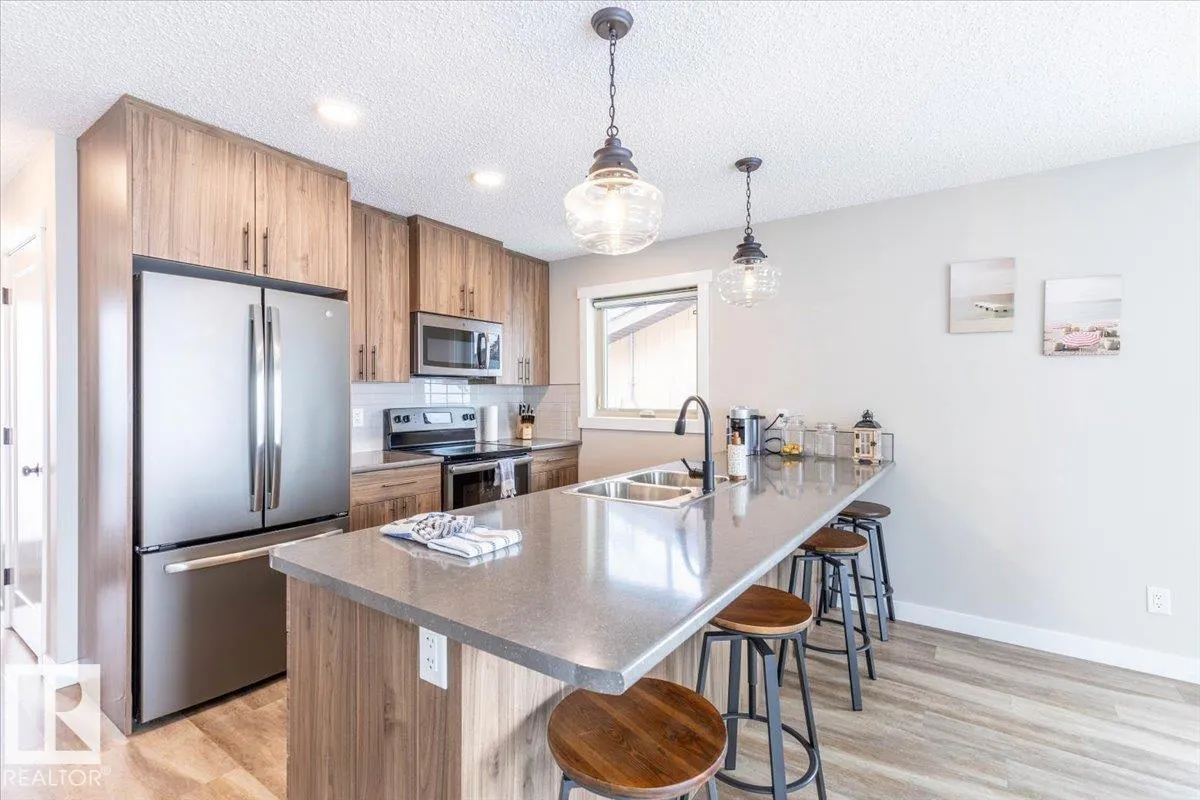 33 Lakeshore Dr