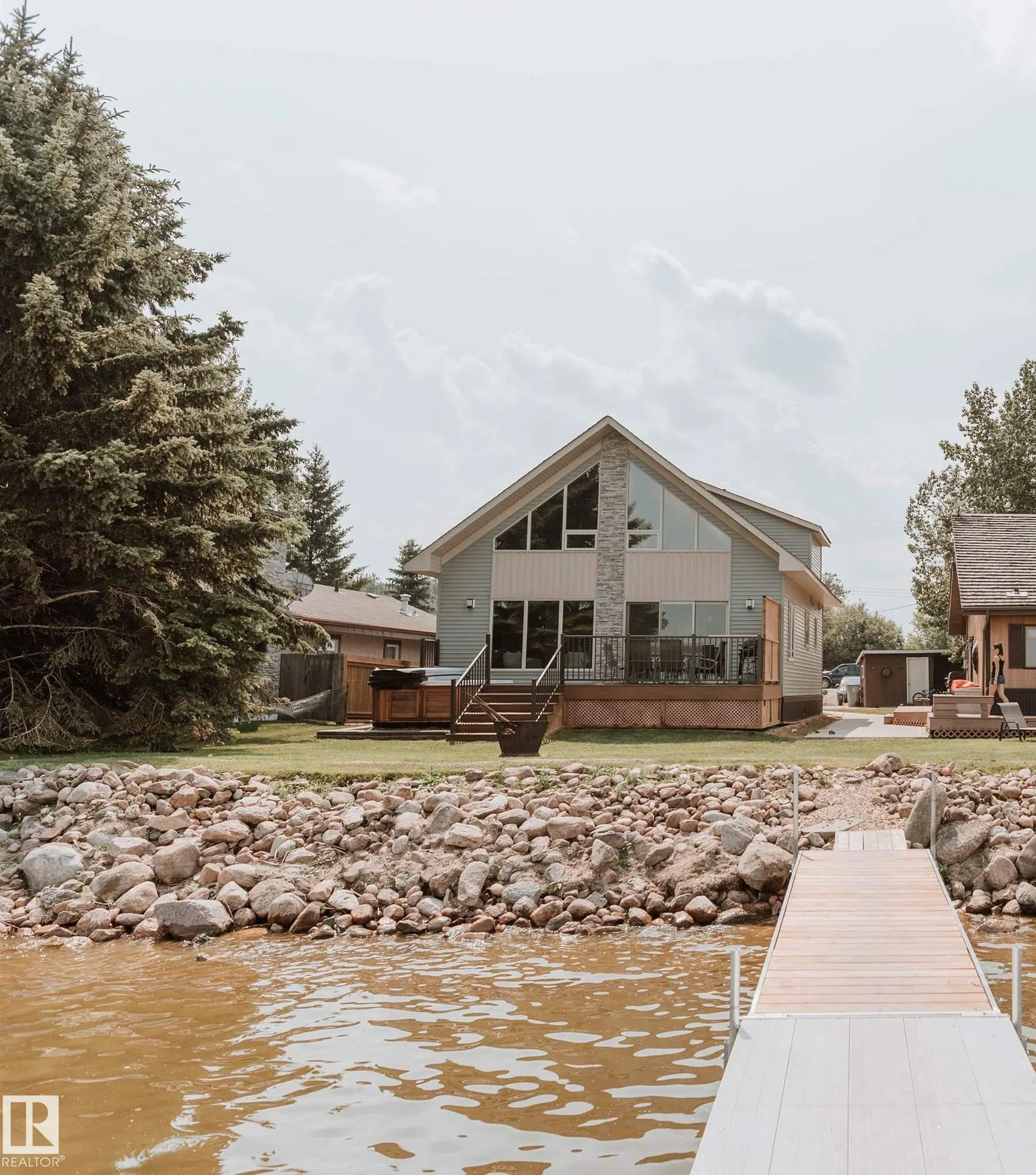 33 Lakeshore Dr