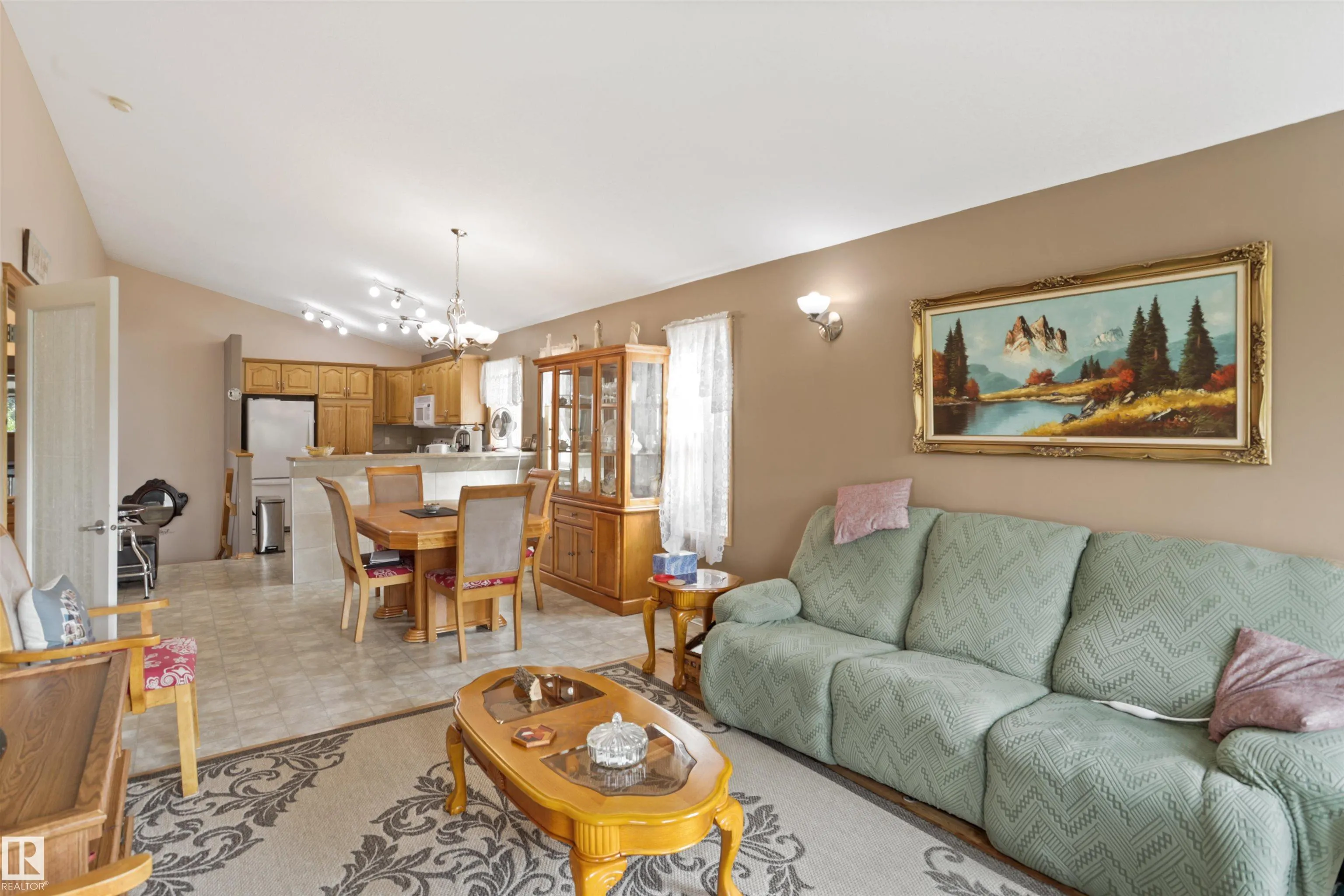 742 KANANASKIS Drive
