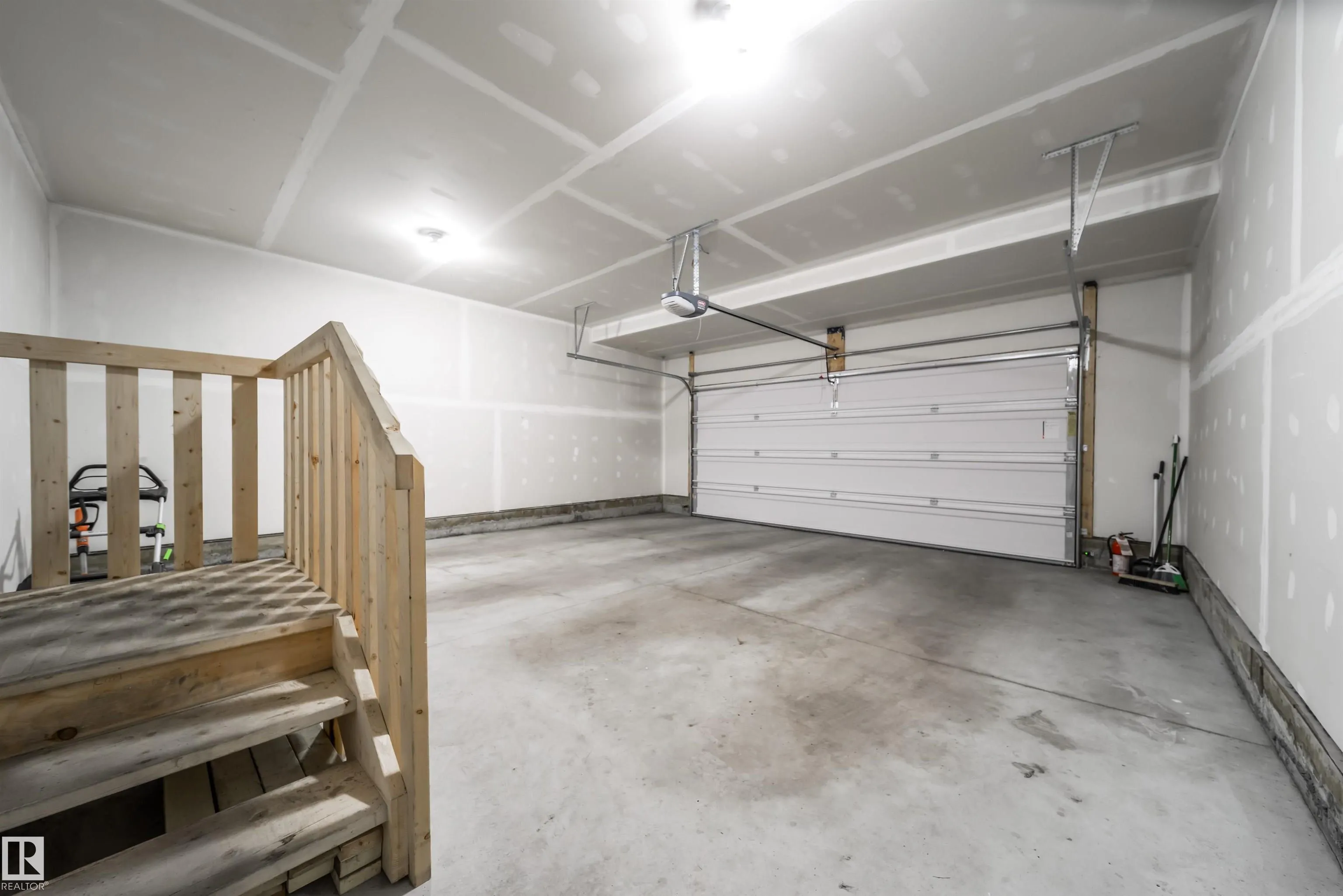 120 SALISBURY Way