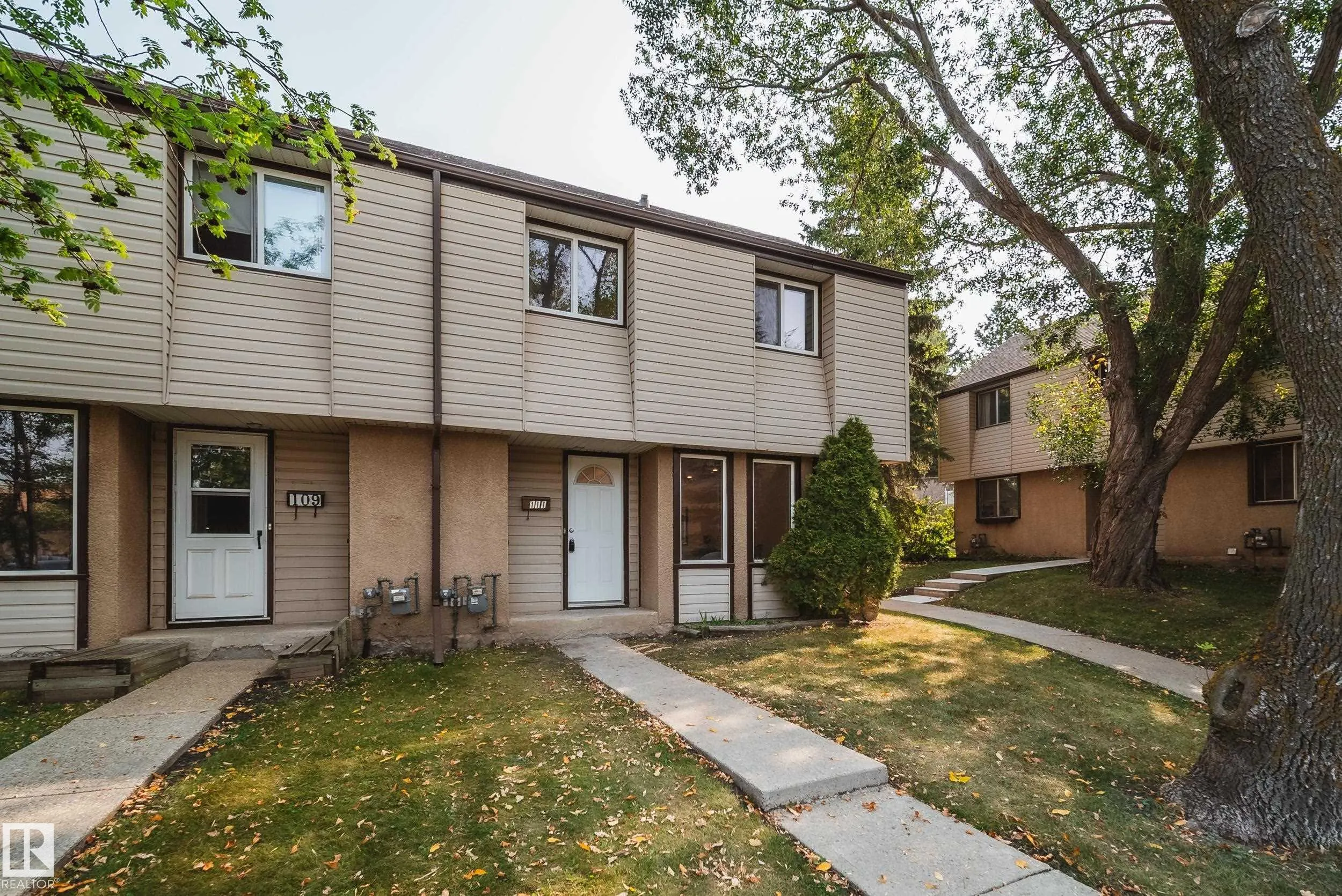 111 GRANDIN Village