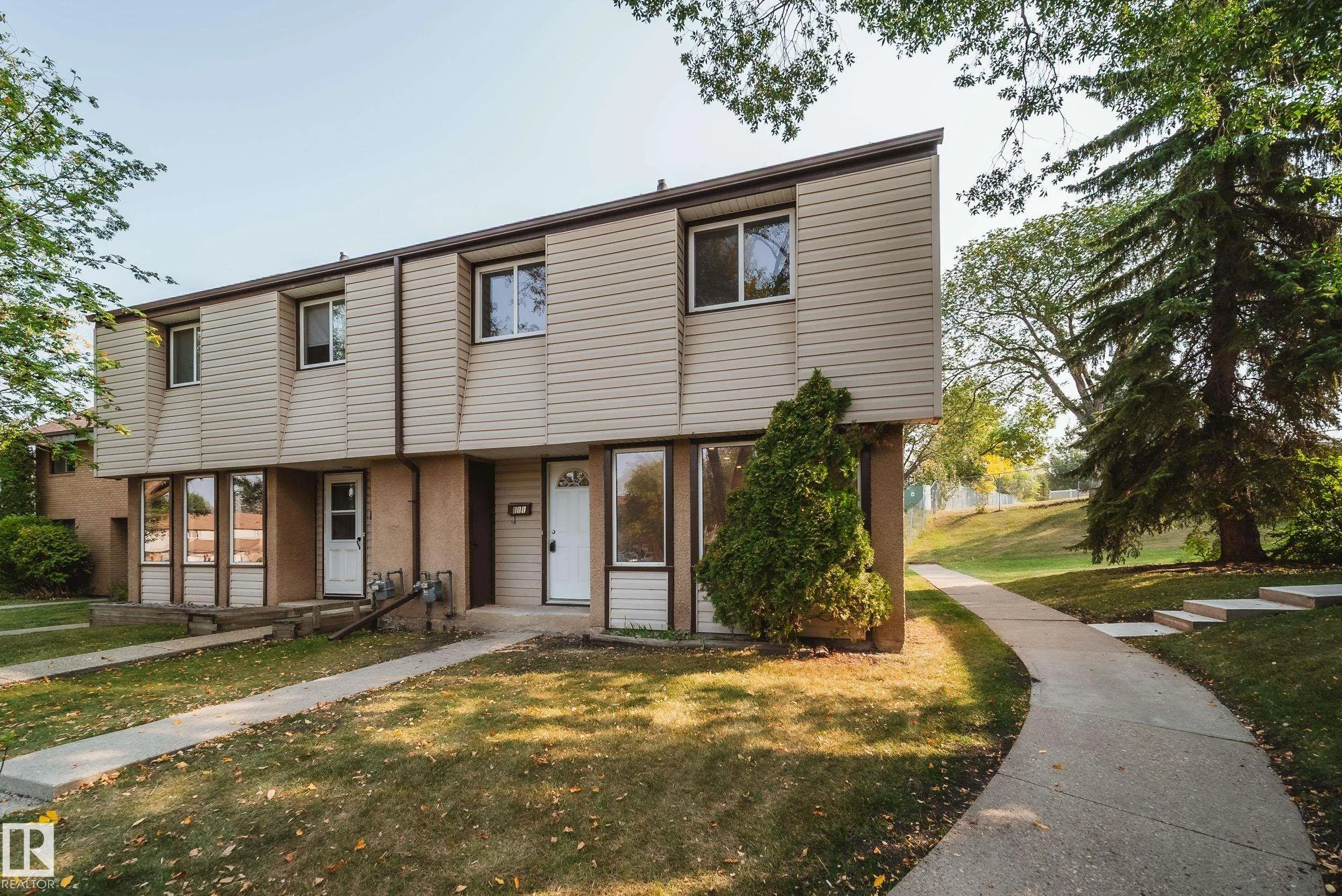 111 GRANDIN Village