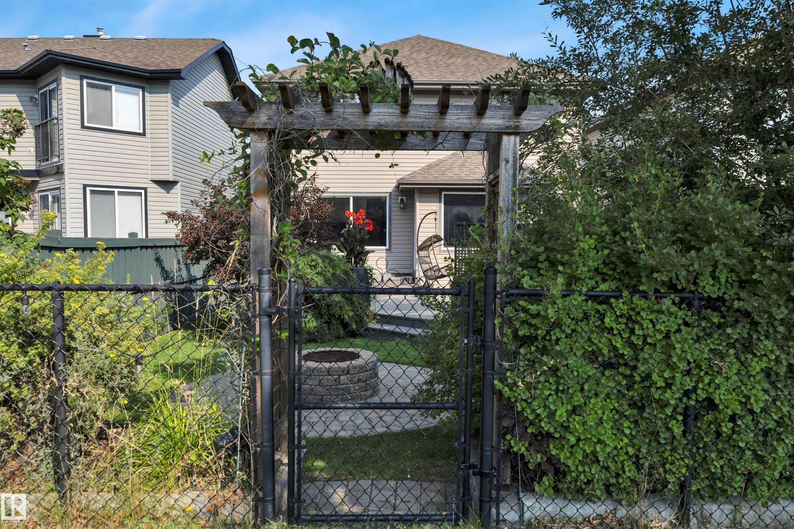 1884 ROBERTSON Crescent