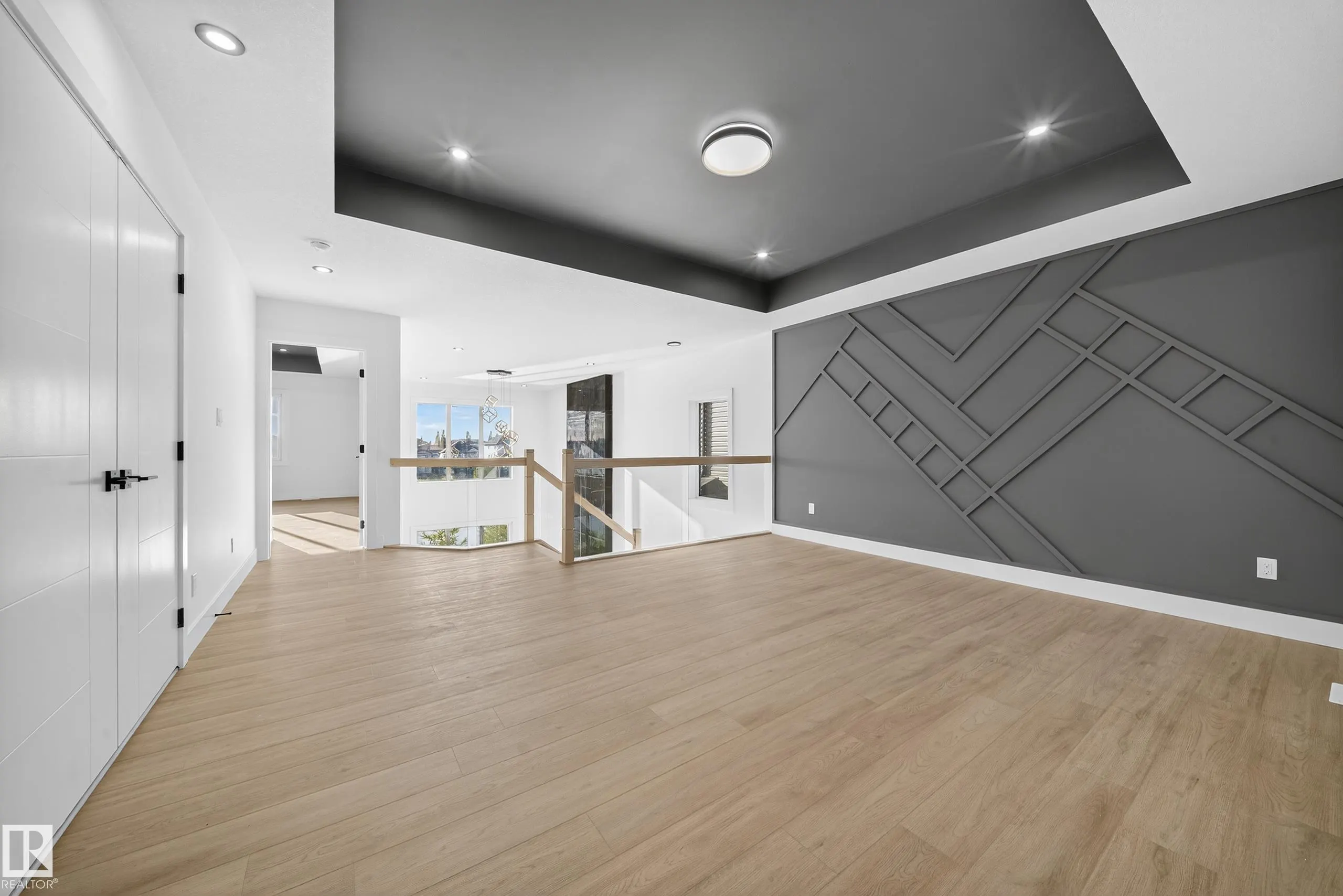472 ROBERTS Crescent