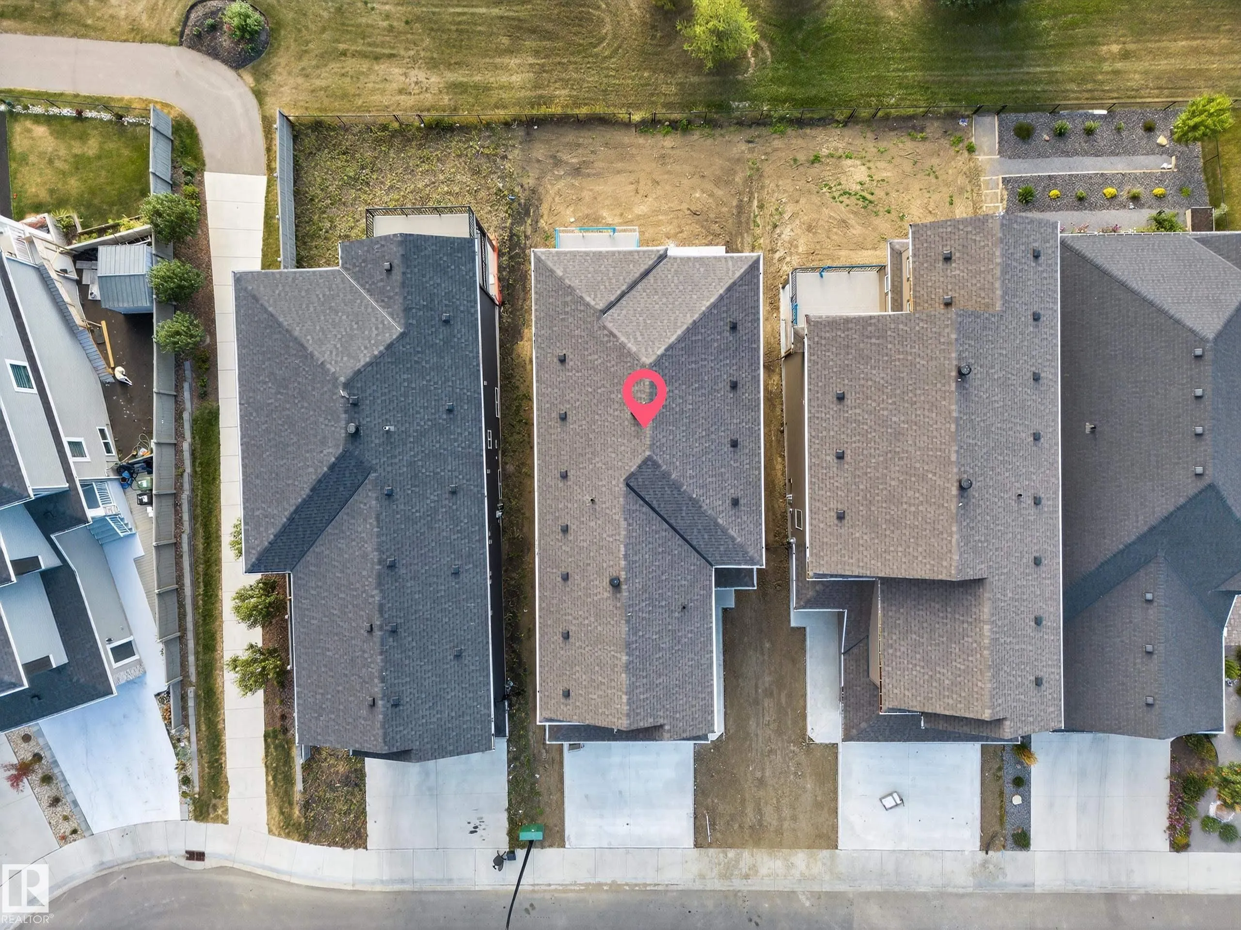 472 ROBERTS Crescent