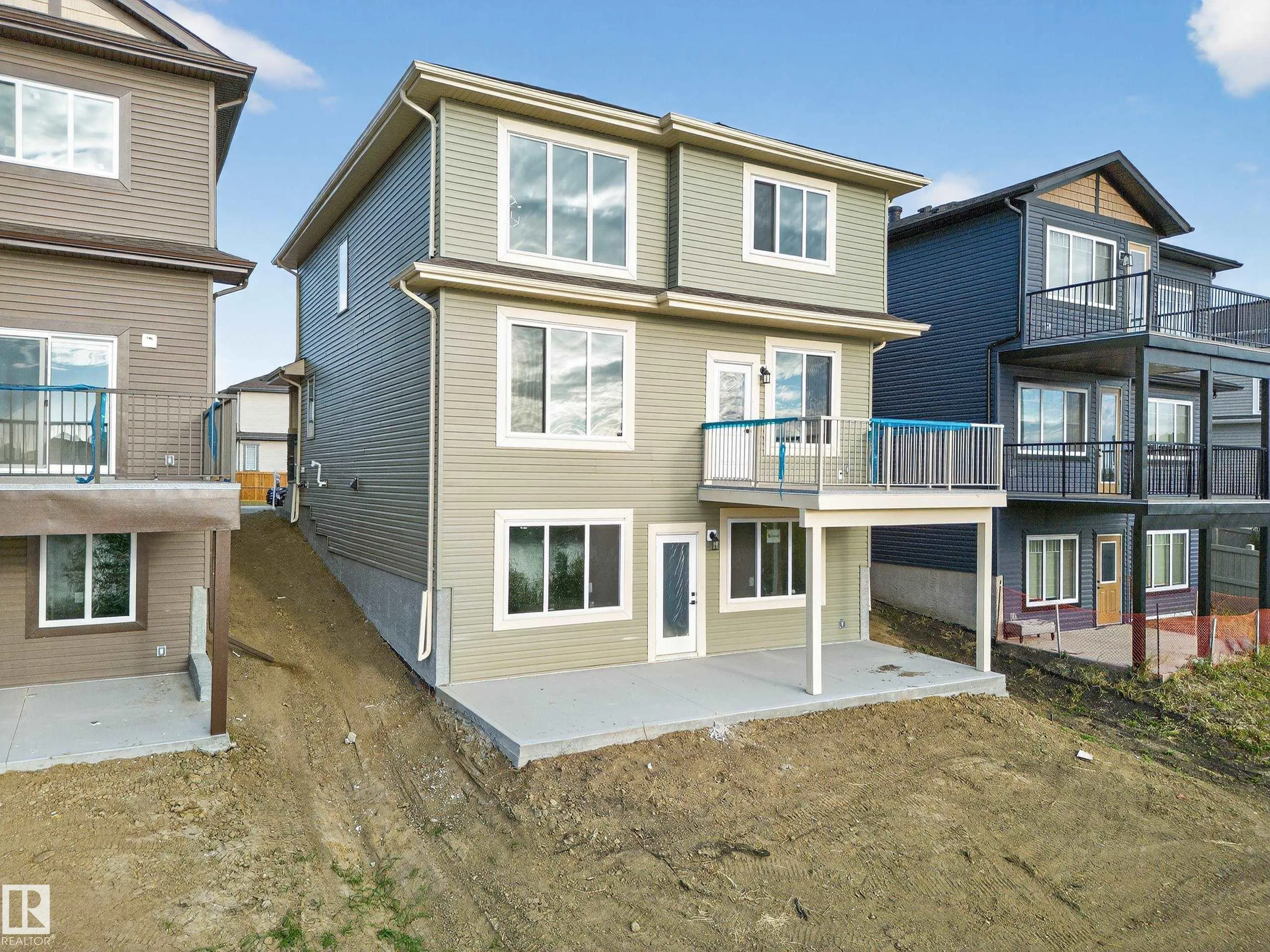 472 ROBERTS Crescent